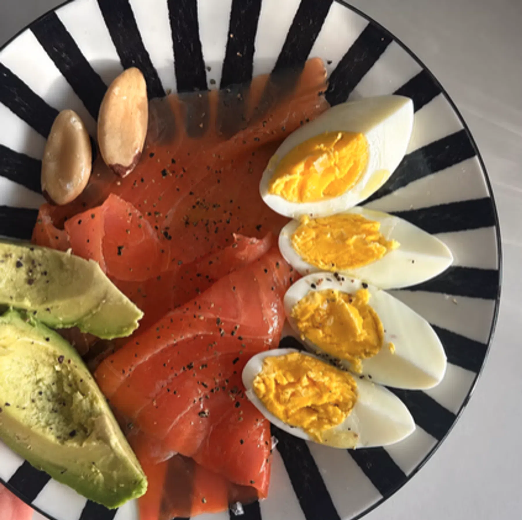 zalm, ei en avocado