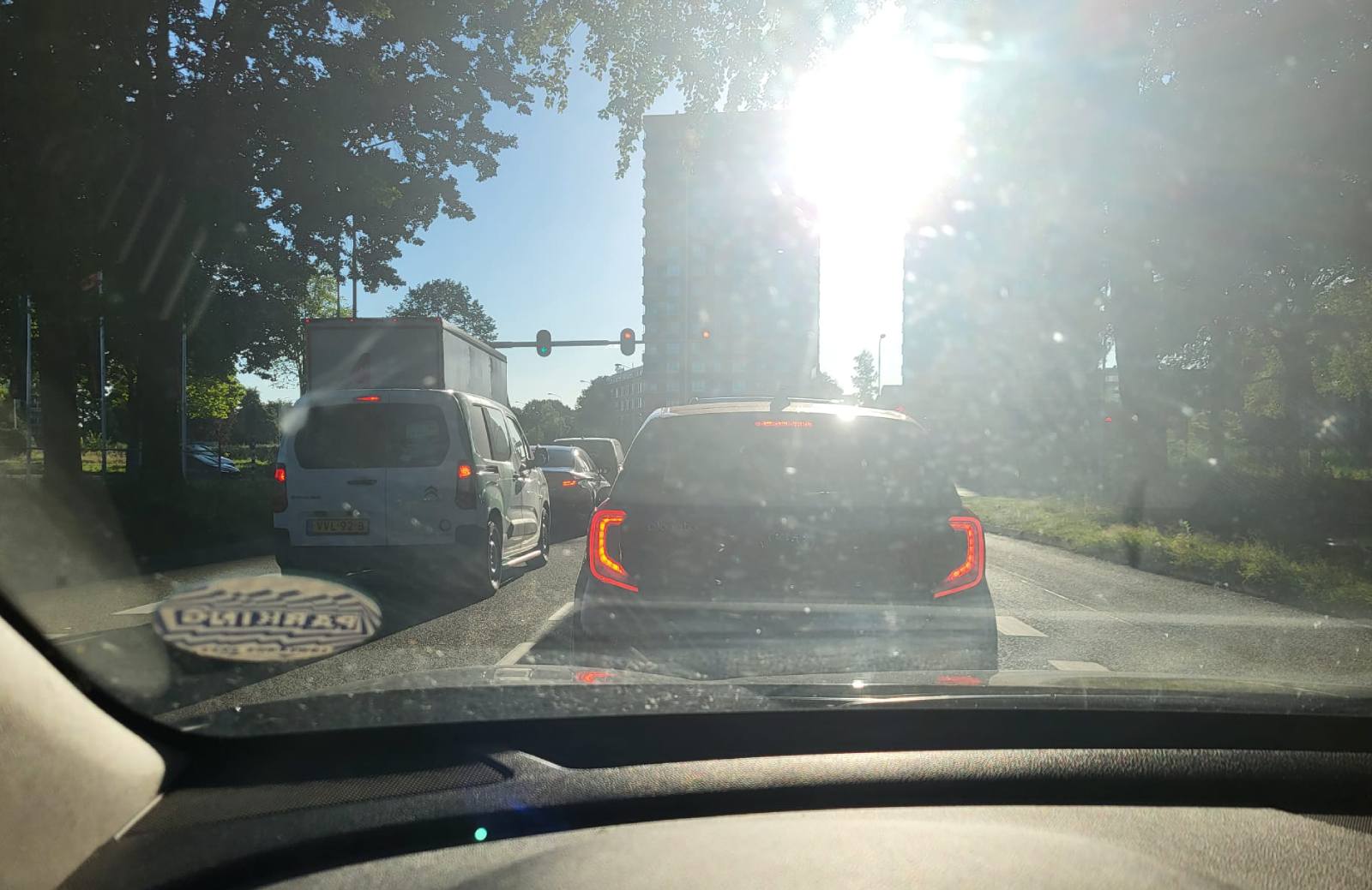 Zon in gezicht auto