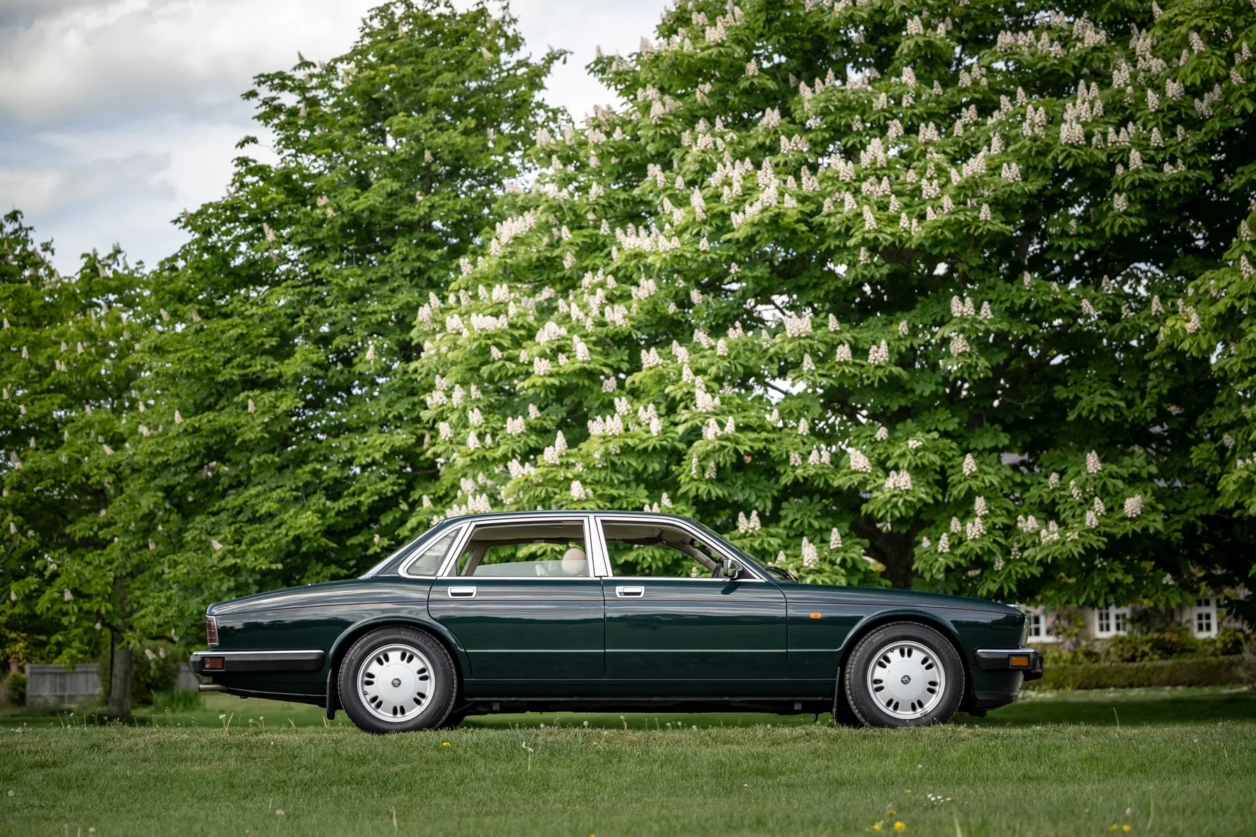 Op de stoel van deze occasion Jaguar XJ heeft de beroemdste jurk ter wereld gezeten