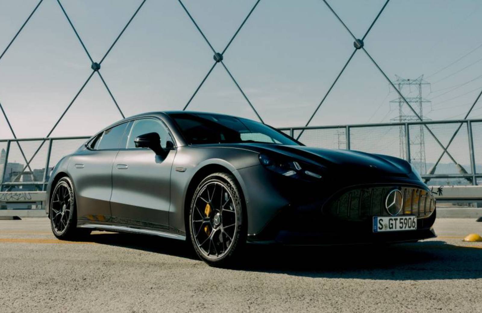 De Mercedes-AMG GT 4-Door Coupé is VEEL goedkoper dan zijn Porsche-concurrent