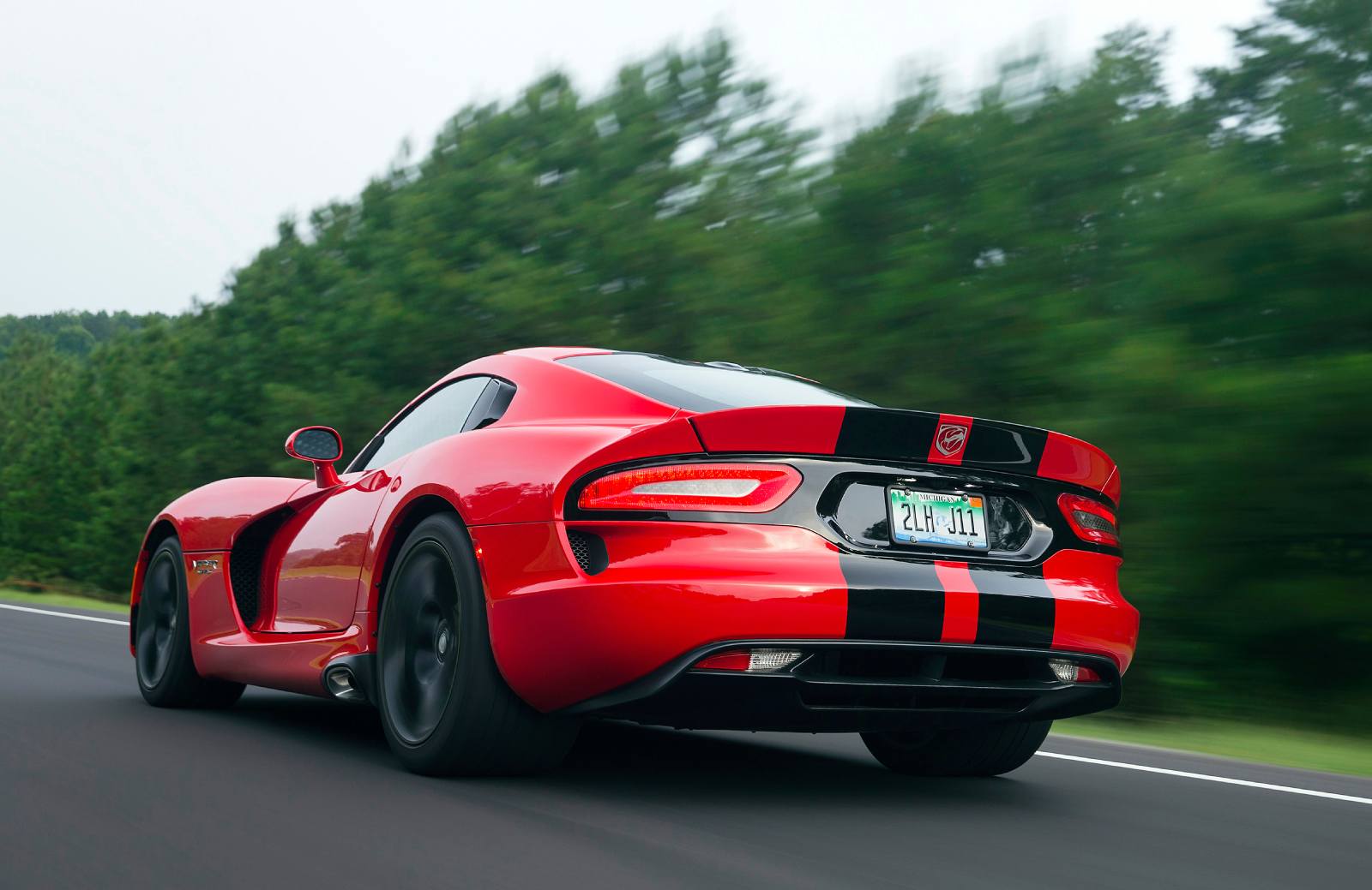 Dodge Viper SRT rijder schuin achter