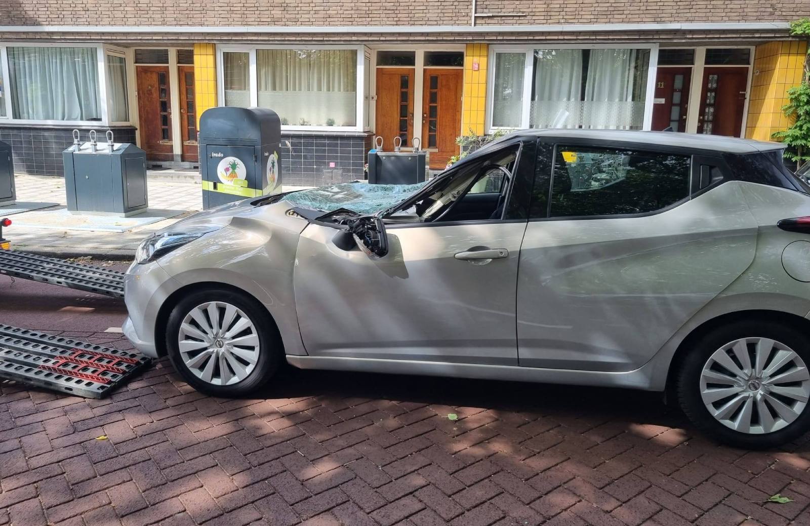 Duur foutje: Trucker negeert stopstreep en laat Nissan pletten
