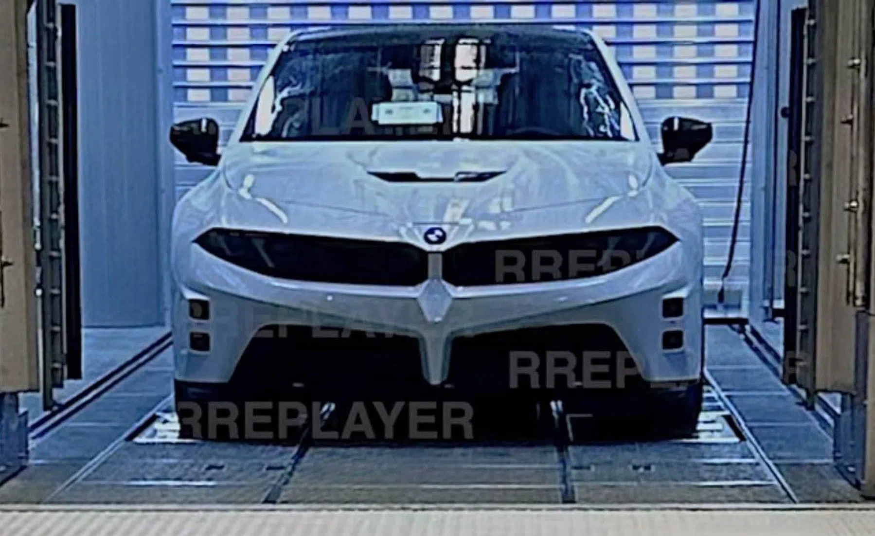 Welke nieuwe BMW staat er in deze mysterieuze box?