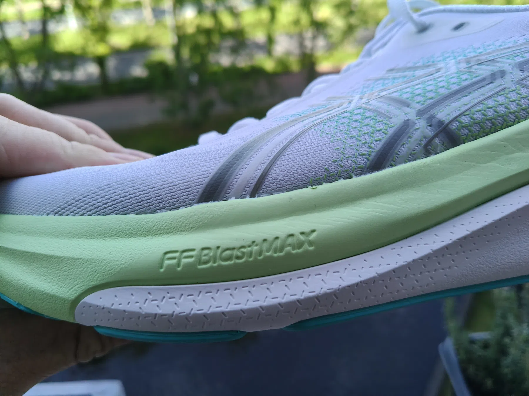 De extra laag FF Blast Max is nieuw en maakt een enorm verschil in de loopbeleving van de Gel-Kayano 33
