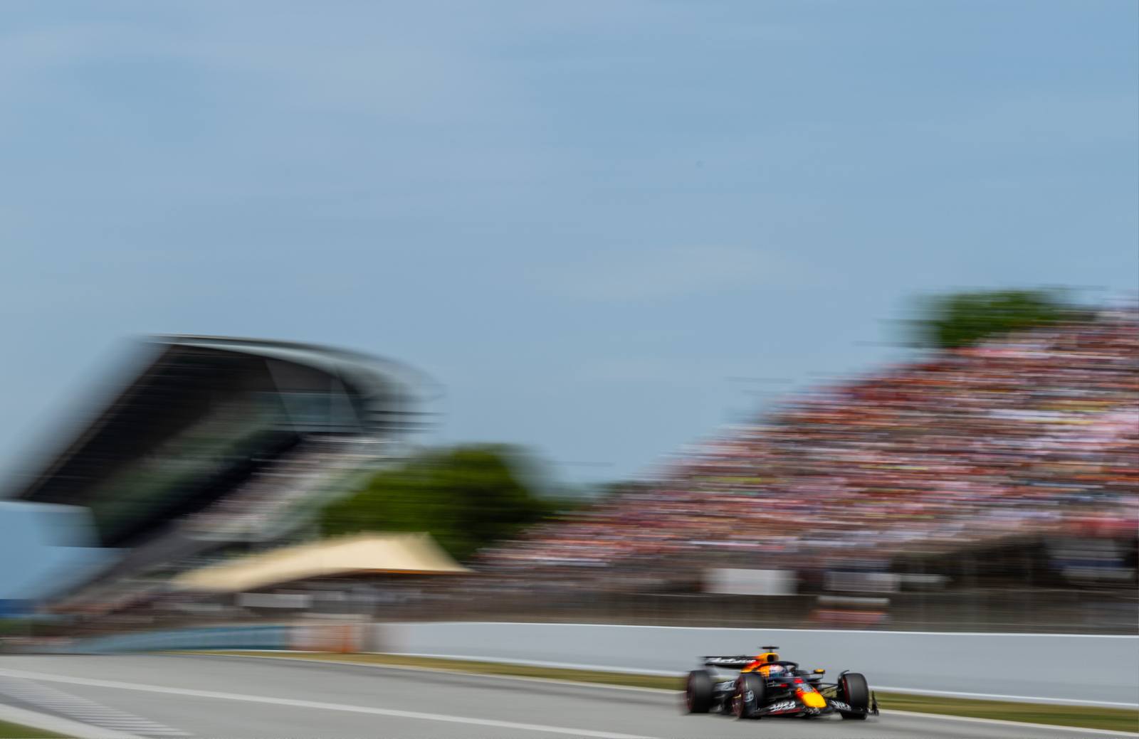 Spanje Verstappen 2025 rijder voor blurry achtergrond