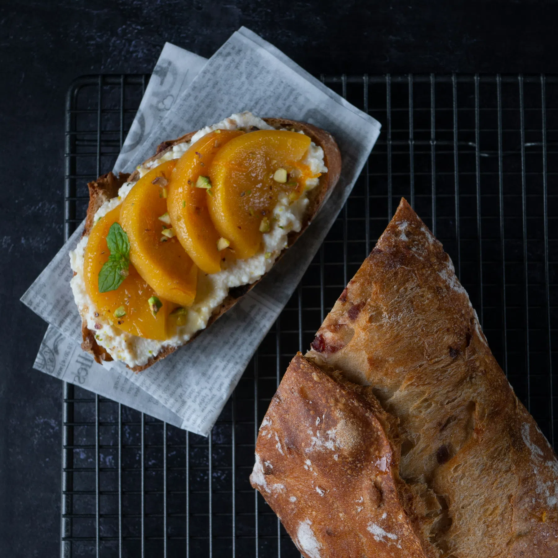 Volkoren cracker met Cottage cheese perzik smaak met schijfjes perzik erop
