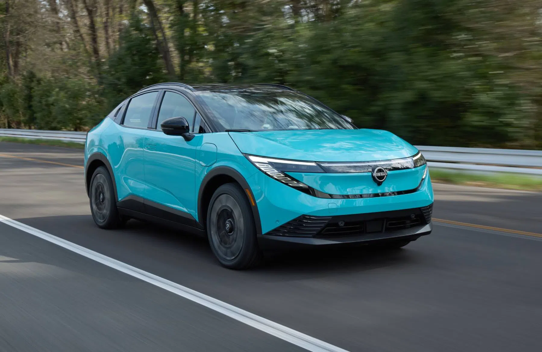 Nissan Leaf 3e generatie rijdend schuin voor