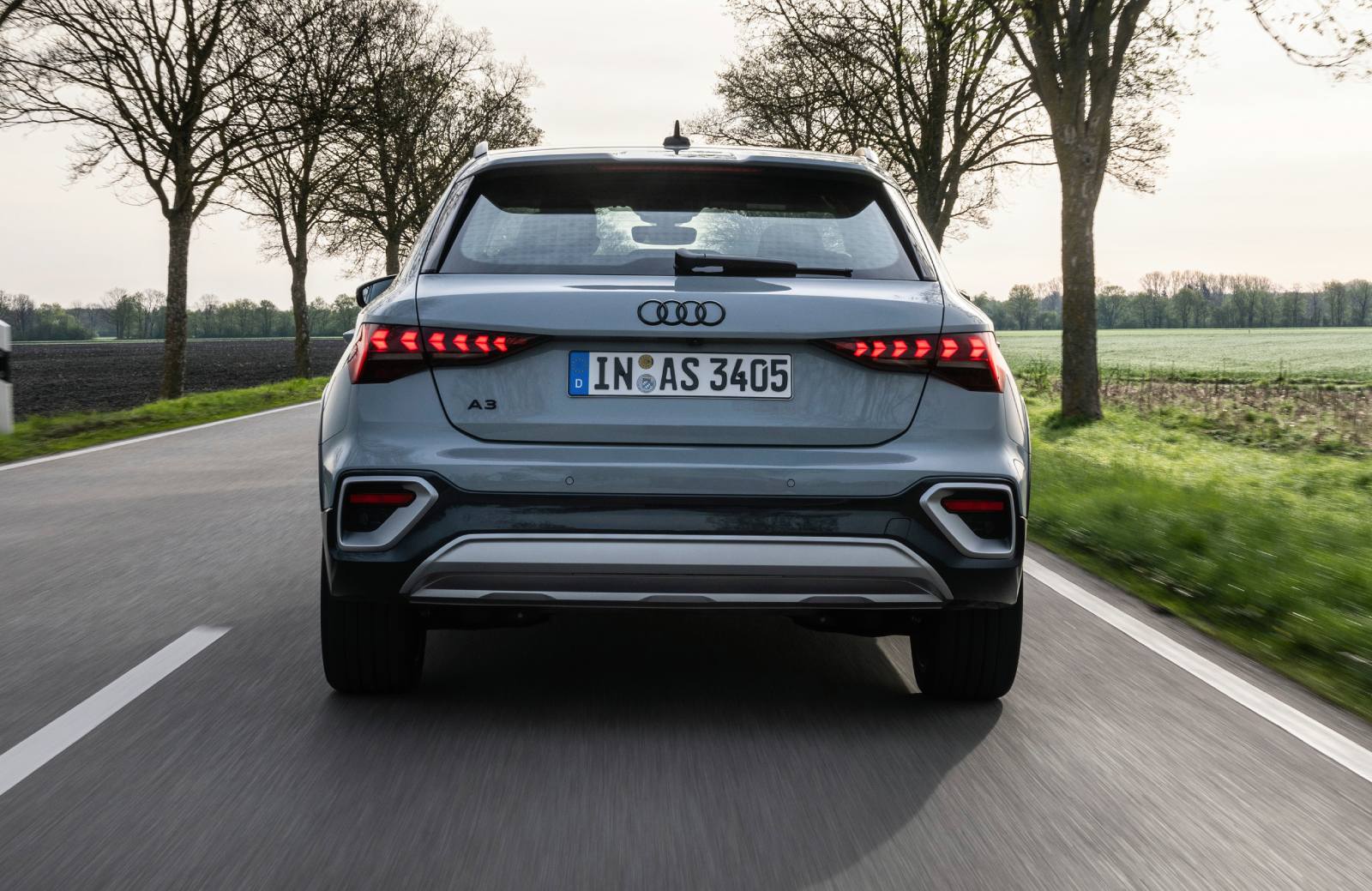 Audi A3 allstreet rijder achter