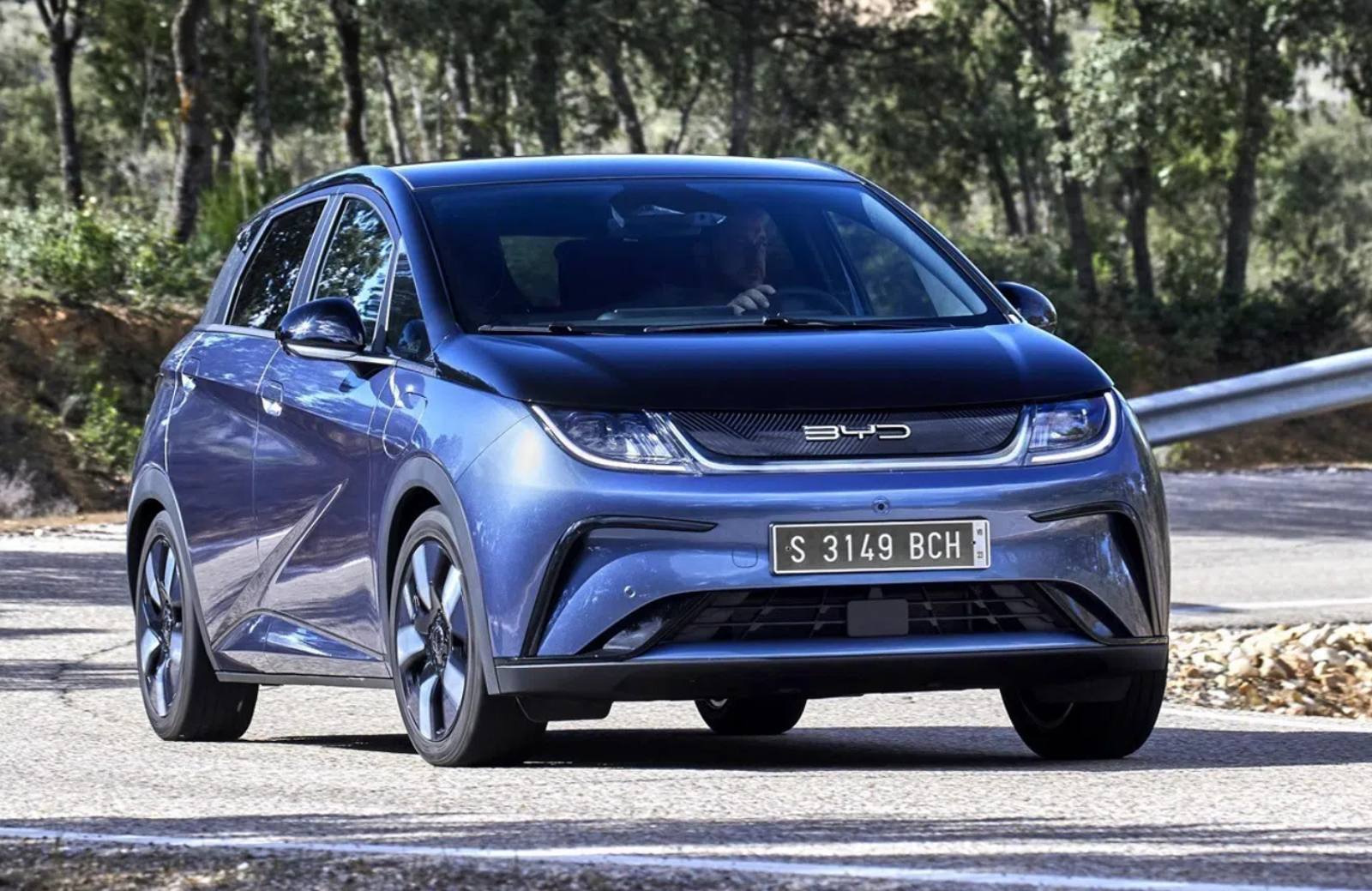 BYD Dolphin rijdend schuin voor