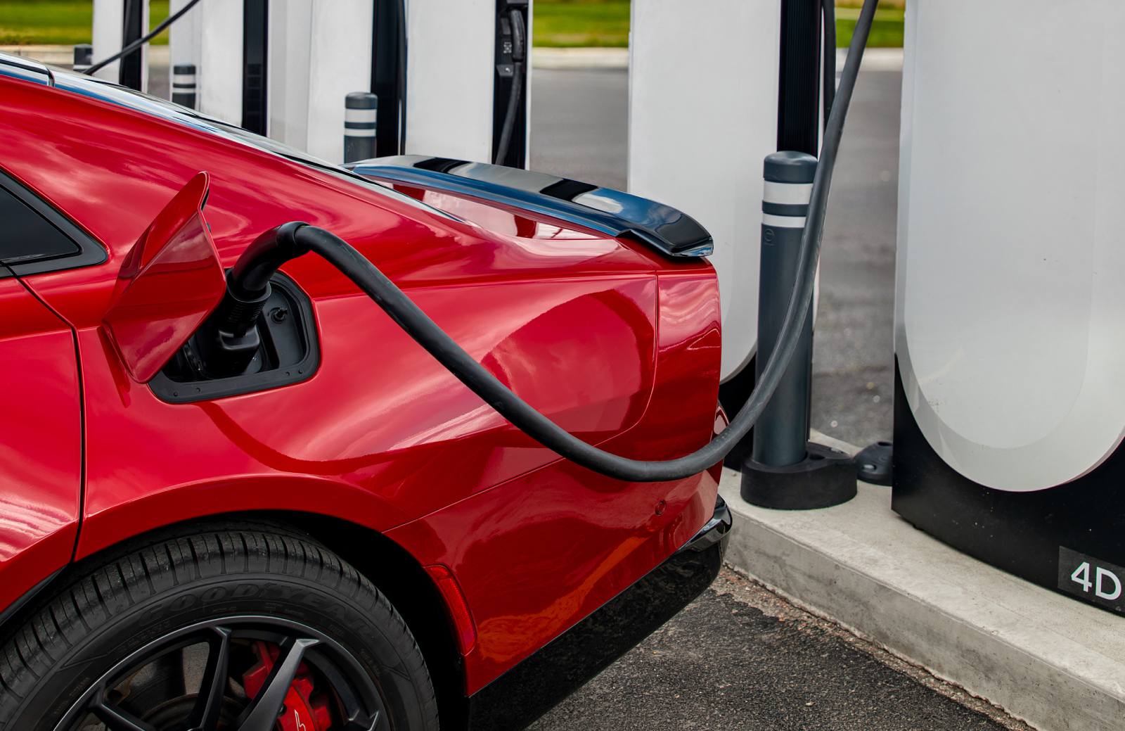 Dodge Charger EV aan Tesla-oplader Supercharger