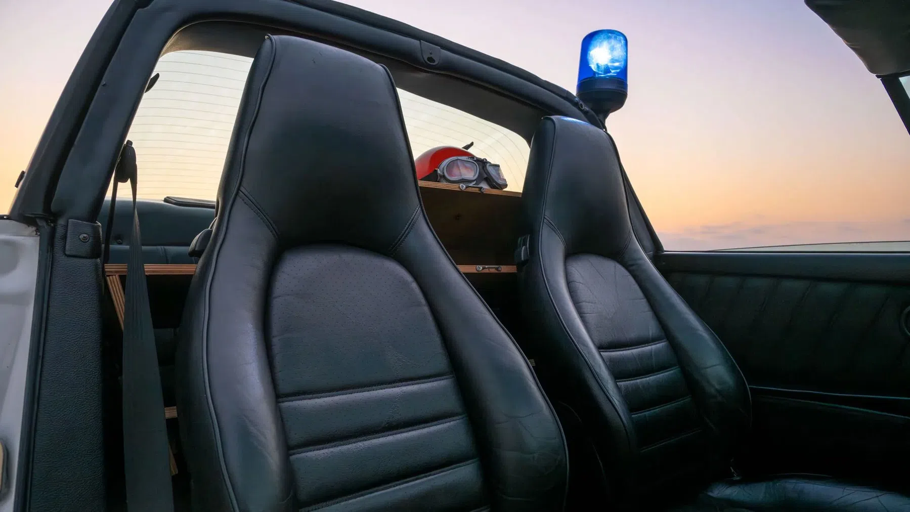 Door de jaren heen heeft de politie verschillende varianten van de 911 Targa gereden, van een oer-911 met 2.2 tot een 964 met 3.6. Dit is een laat G-model uit 1989, met de 3.2. Als het goed is, levert de boxermotor in deze configuratie zo’n 230 pk.