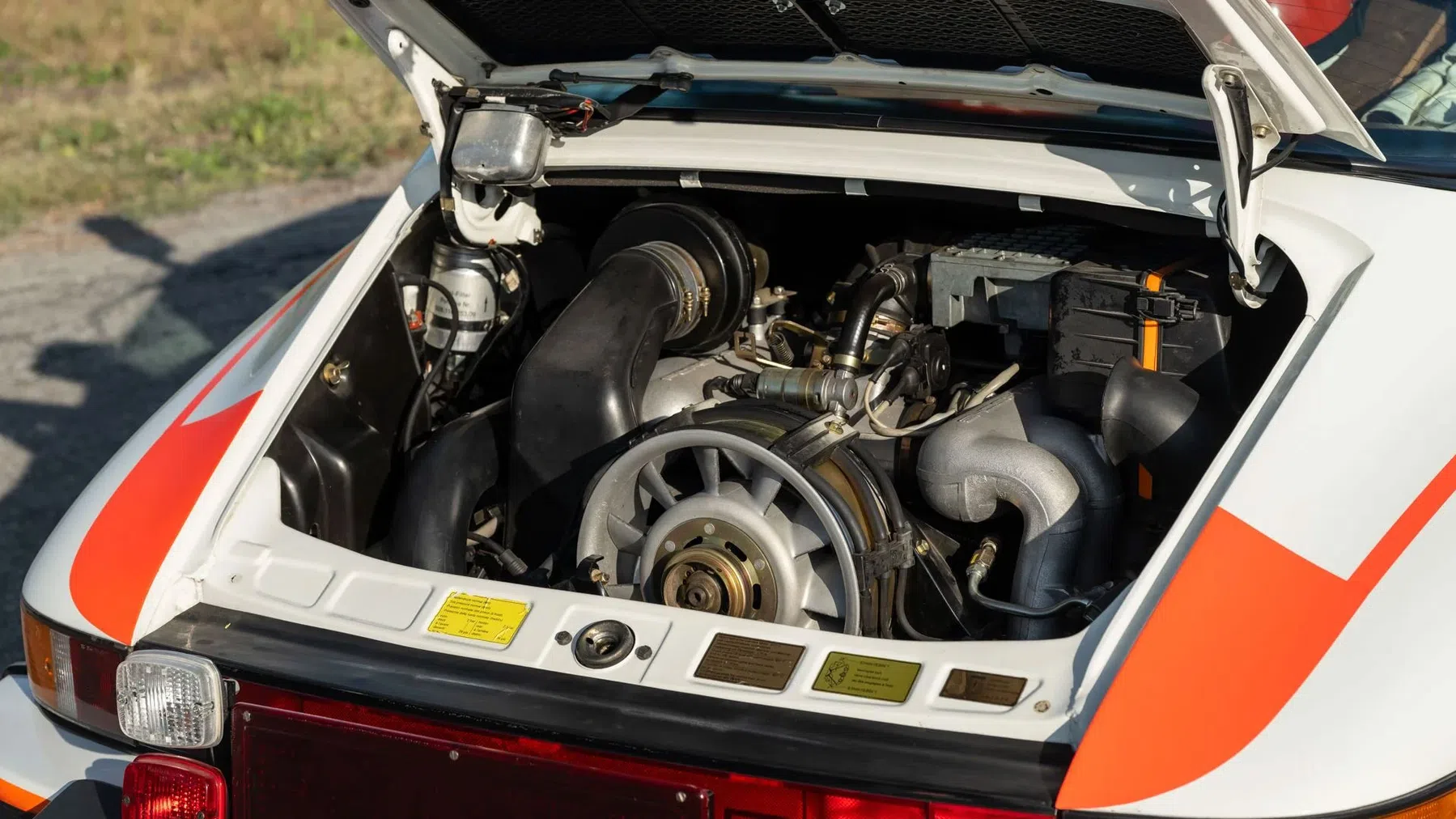 Door de jaren heen heeft de politie verschillende varianten van de 911 Targa gereden, van een oer-911 met 2.2 tot een 964 met 3.6. Dit is een laat G-model uit 1989, met de 3.2. Als het goed is, levert de boxermotor in deze configuratie zo’n 230 pk.