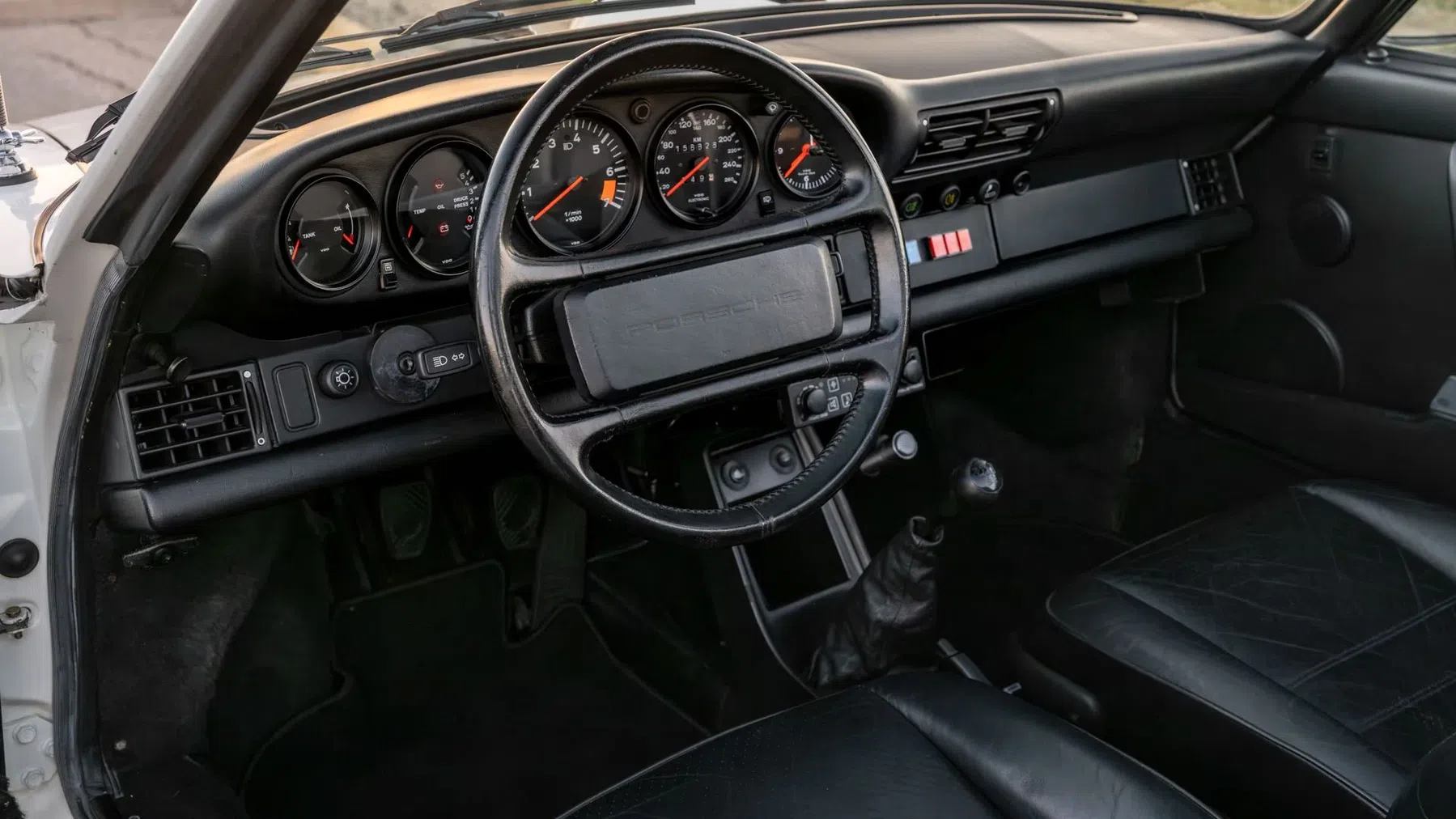Door de jaren heen heeft de politie verschillende varianten van de 911 Targa gereden, van een oer-911 met 2.2 tot een 964 met 3.6. Dit is een laat G-model uit 1989, met de 3.2. Als het goed is, levert de boxermotor in deze configuratie zo’n 230 pk.