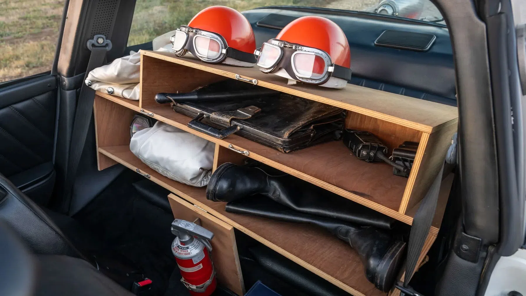 Door de jaren heen heeft de politie verschillende varianten van de 911 Targa gereden, van een oer-911 met 2.2 tot een 964 met 3.6. Dit is een laat G-model uit 1989, met de 3.2. Als het goed is, levert de boxermotor in deze configuratie zo’n 230 pk.
