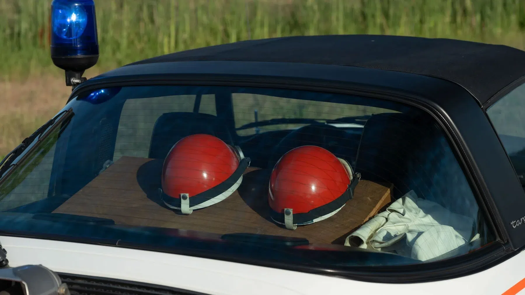 Door de jaren heen heeft de politie verschillende varianten van de 911 Targa gereden, van een oer-911 met 2.2 tot een 964 met 3.6. Dit is een laat G-model uit 1989, met de 3.2. Als het goed is, levert de boxermotor in deze configuratie zo’n 230 pk.