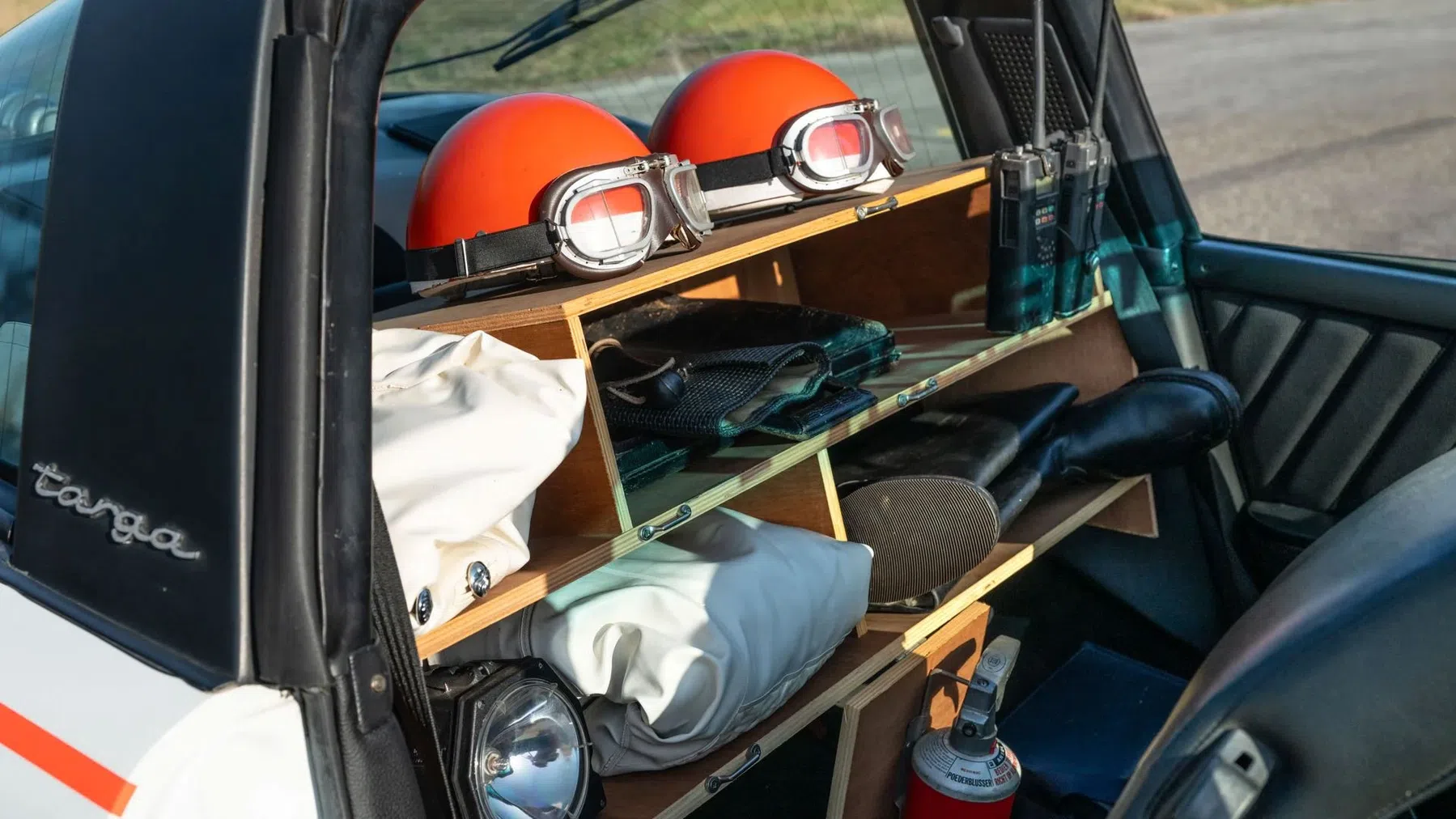 Door de jaren heen heeft de politie verschillende varianten van de 911 Targa gereden, van een oer-911 met 2.2 tot een 964 met 3.6. Dit is een laat G-model uit 1989, met de 3.2. Als het goed is, levert de boxermotor in deze configuratie zo’n 230 pk.