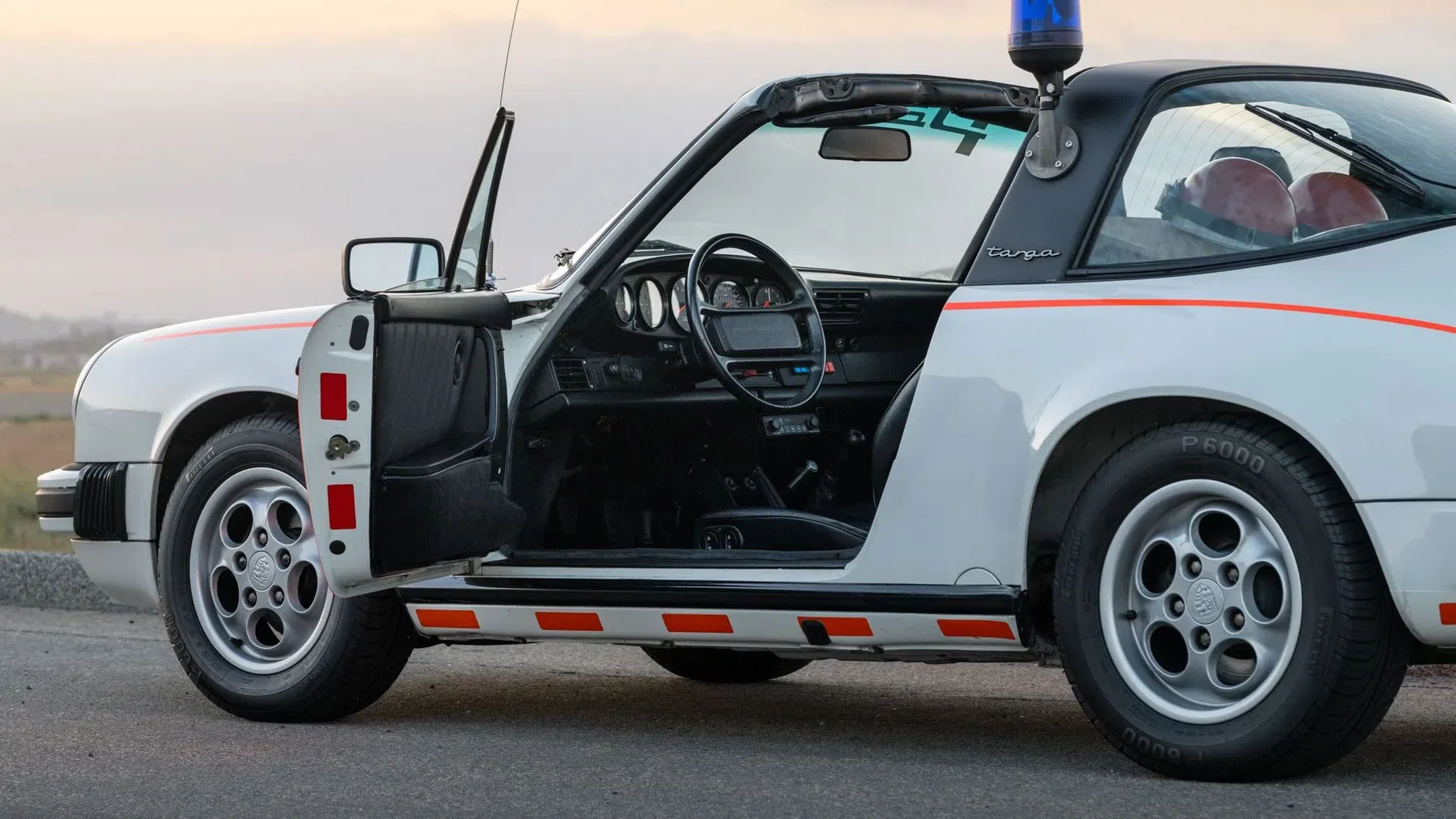 Door de jaren heen heeft de politie verschillende varianten van de 911 Targa gereden, van een oer-911 met 2.2 tot een 964 met 3.6. Dit is een laat G-model uit 1989, met de 3.2. Als het goed is, levert de boxermotor in deze configuratie zo’n 230 pk.