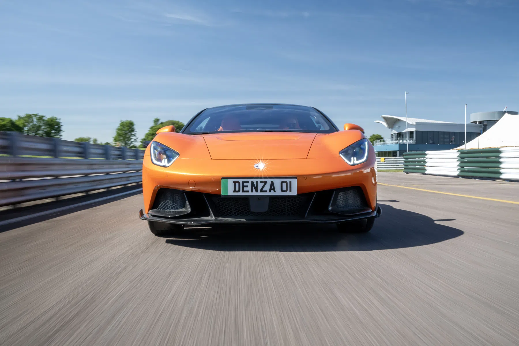 Denza Z in oranje