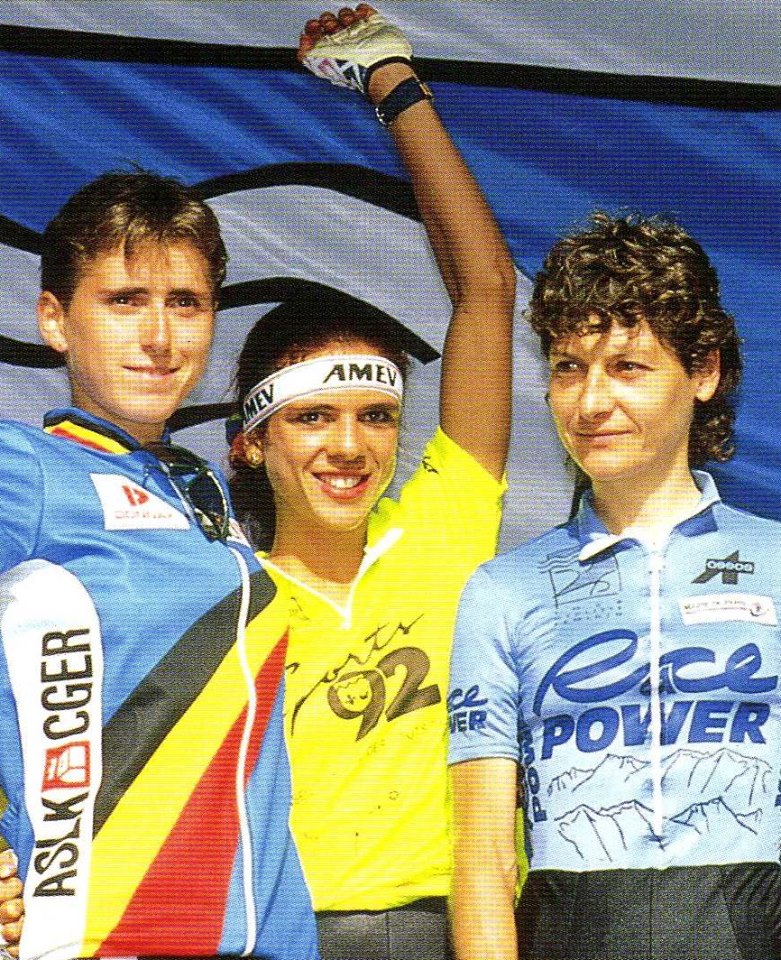 Leontien van Moorsel na haar zege in de Tour Cycliste Feminin in 1992. Van Moorsel won destijds voor Jeannie Longo en Heidi van de Vijver.