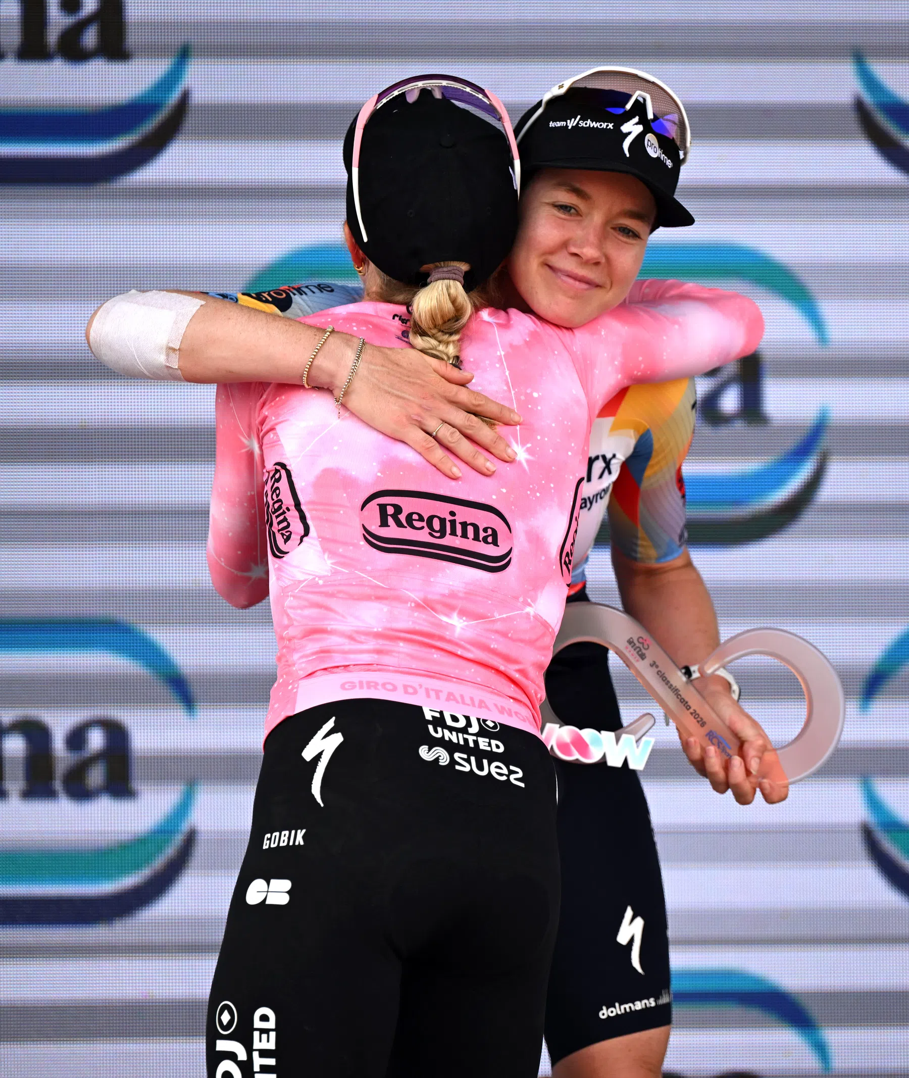 Anna van der Breggen op het podium van de Giro d'Italia