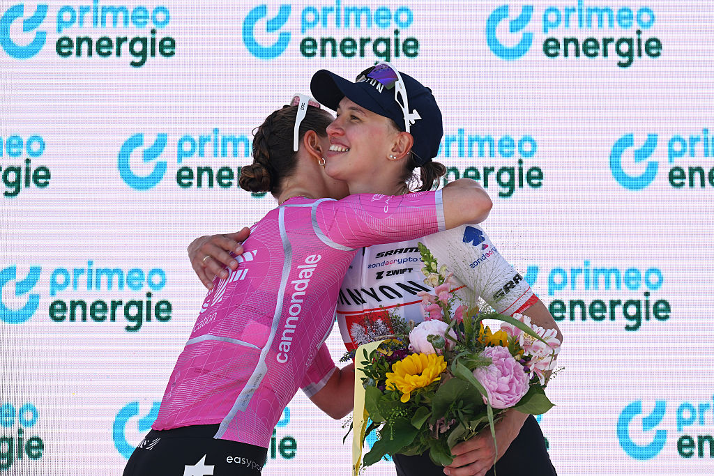 Katarzyna Niewiadoma op het podium van Tour de Suisse 2026
