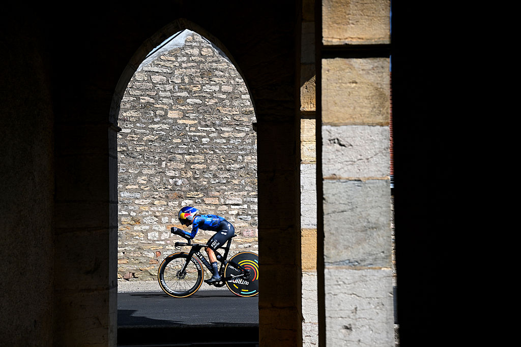 Amber Kraak tijdens haar tijdrit in de Tour de France Femmes 2026