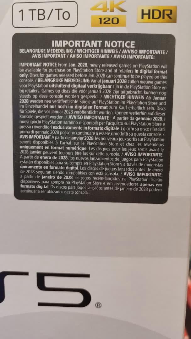 De nieuwe sticker op PS5-dozen