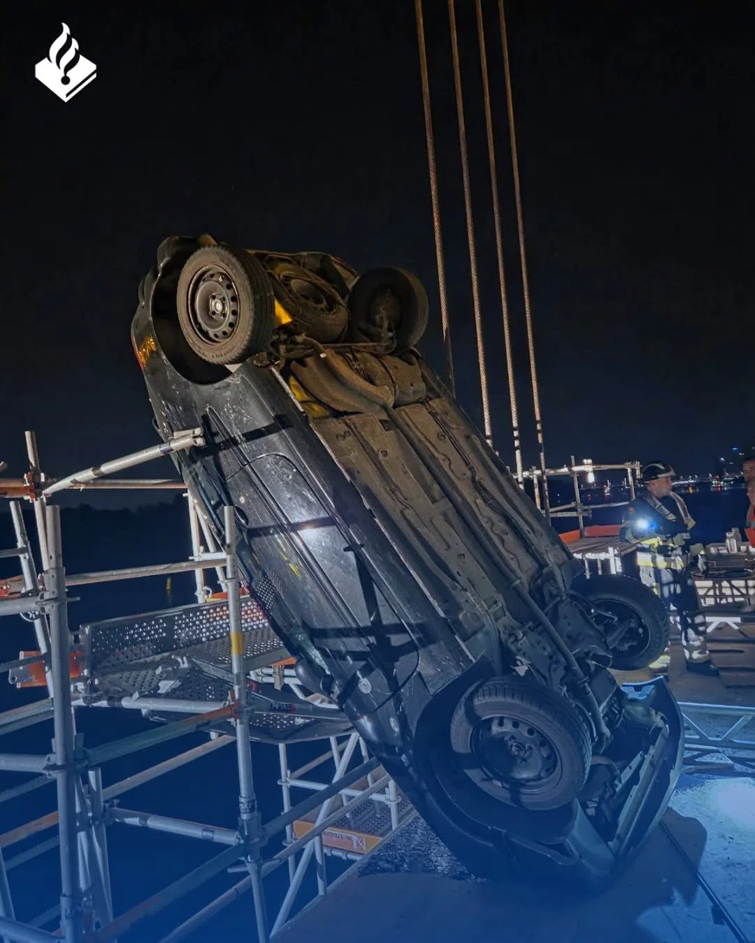 Auto rijdt van Botlekbrug