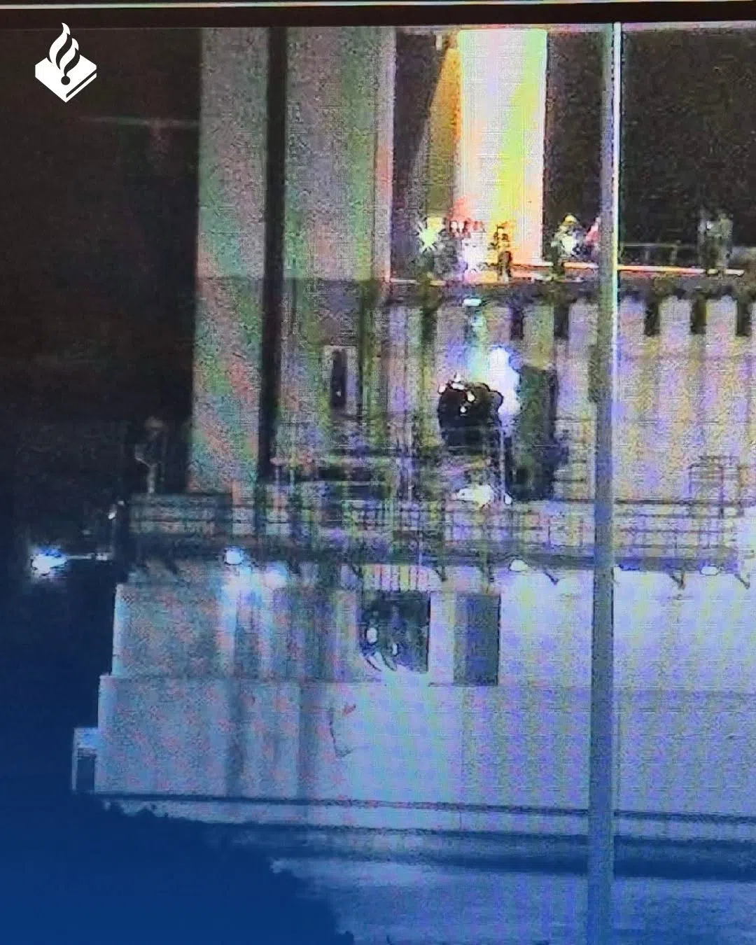 Auto rijdt van Botlekbrug