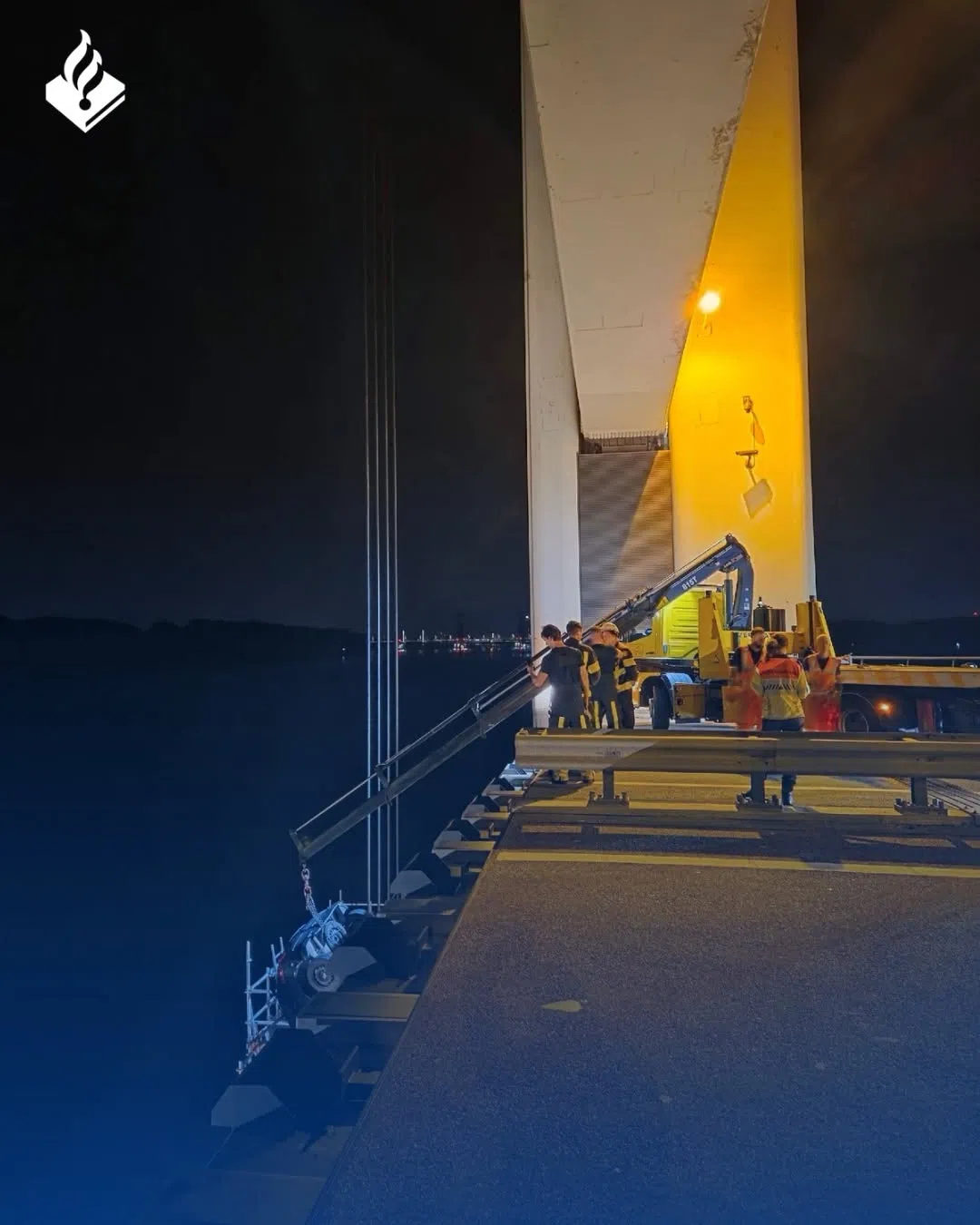 Auto rijdt van Botlekbrug