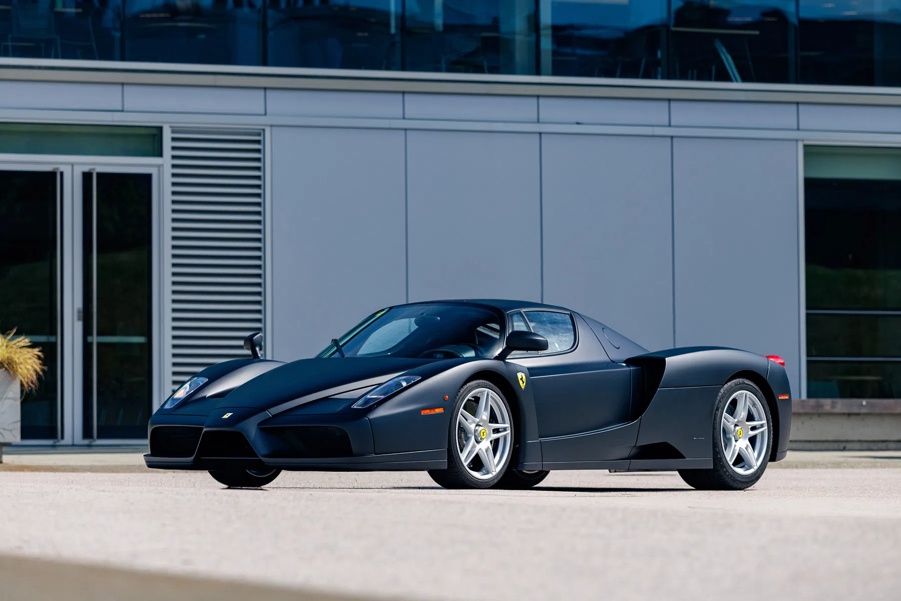 Ferrari Enzo matzwart