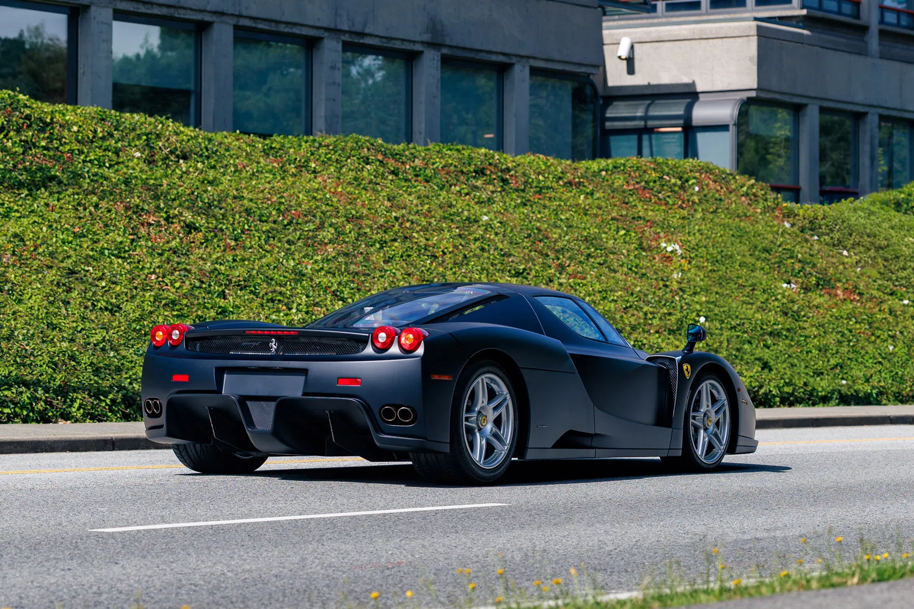 Ferrari Enzo matzwart