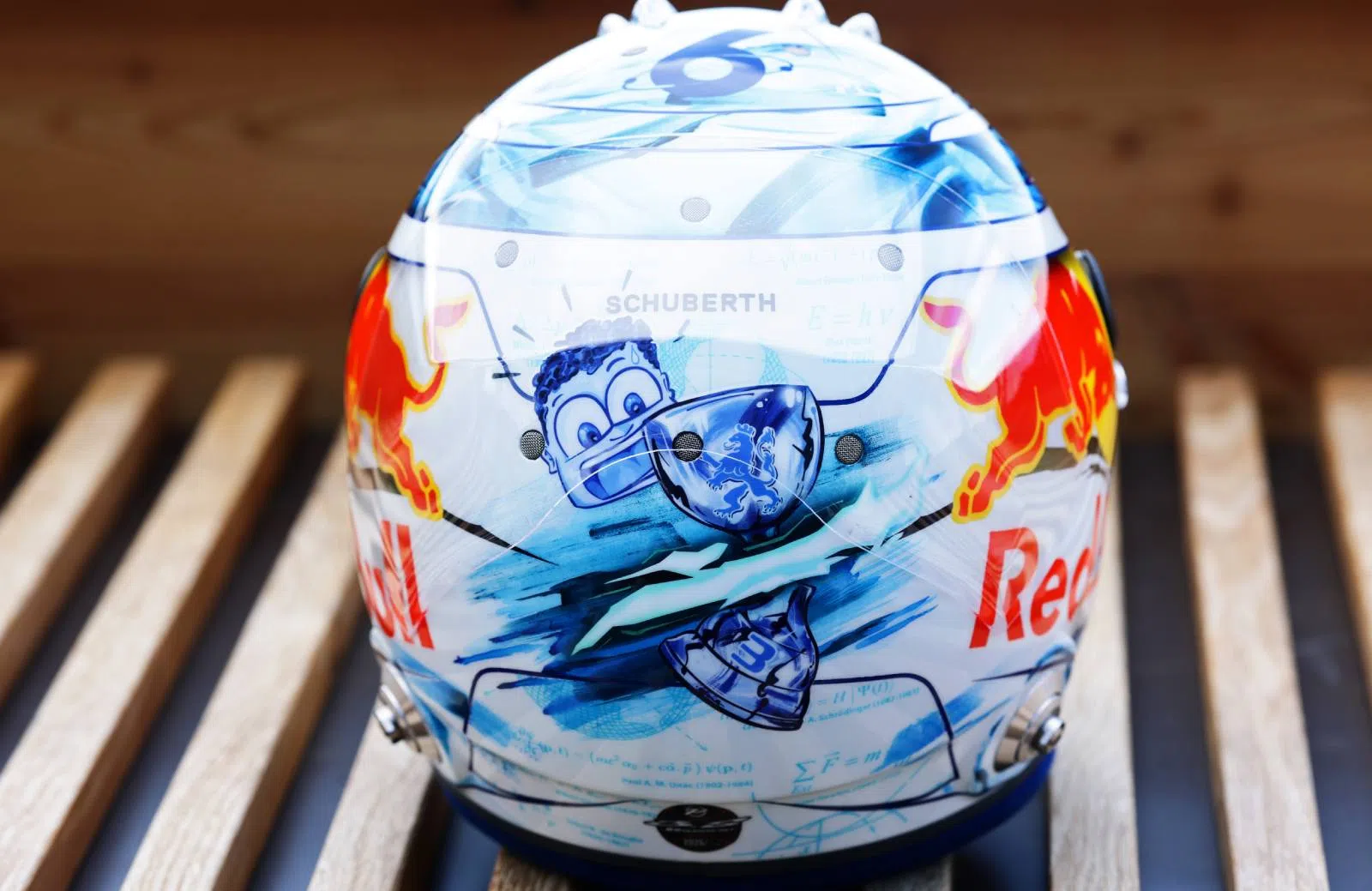 Helm hadjar achter
