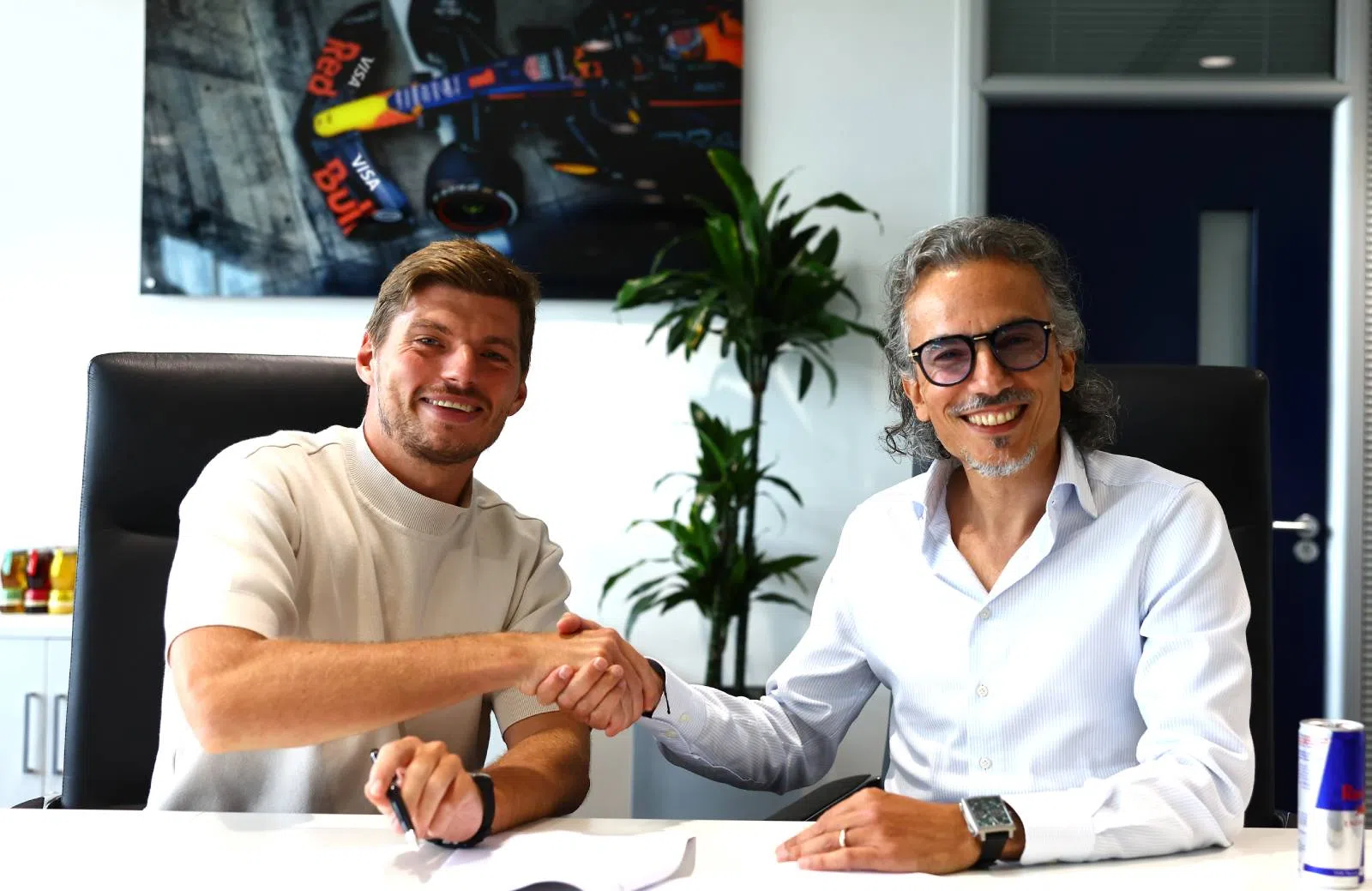 Verstappen en Mekies hand