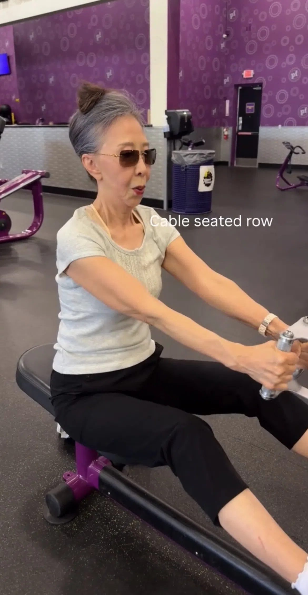 Oudere dame doet cable seated rows