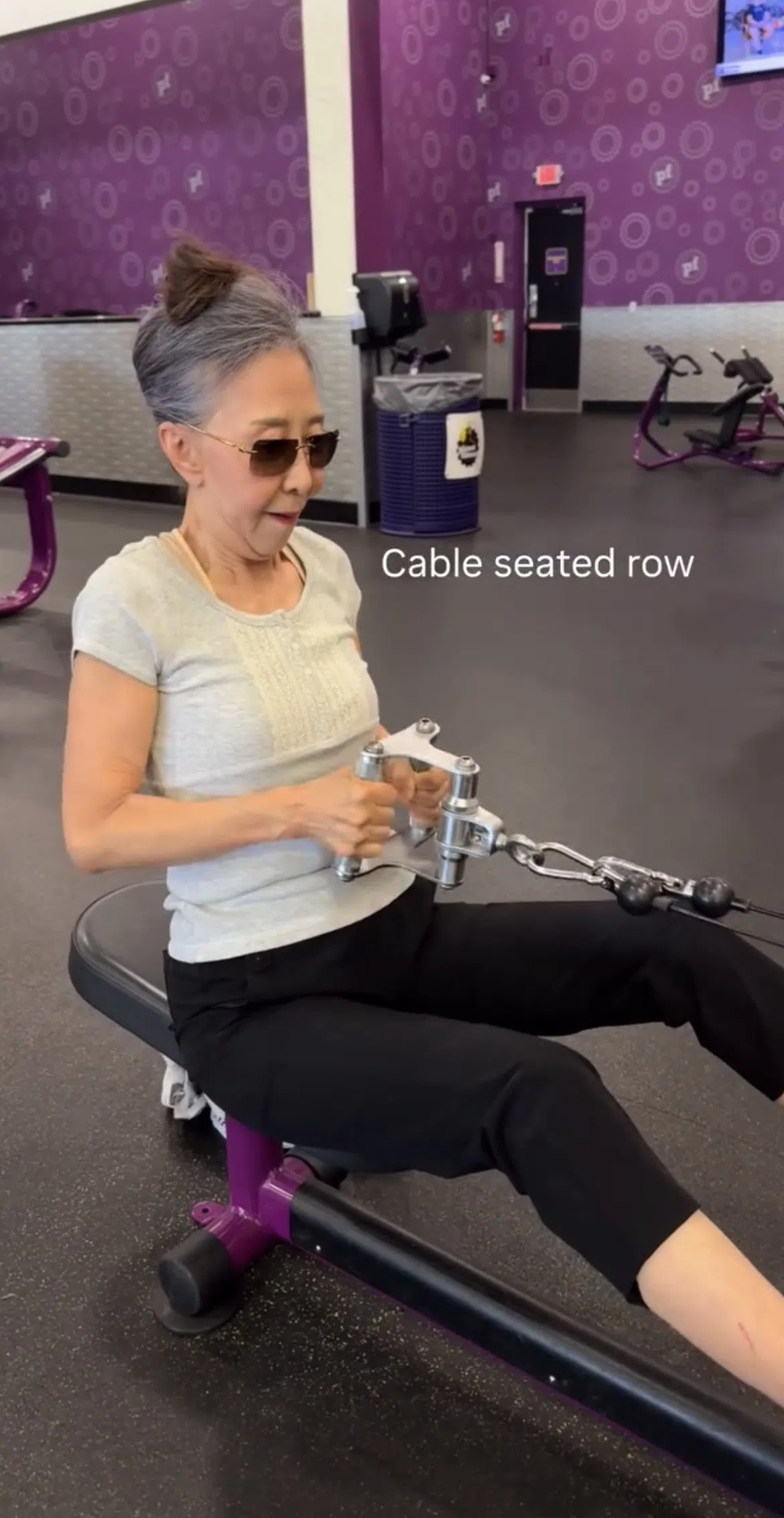 Oudere dame doet cable seated rows