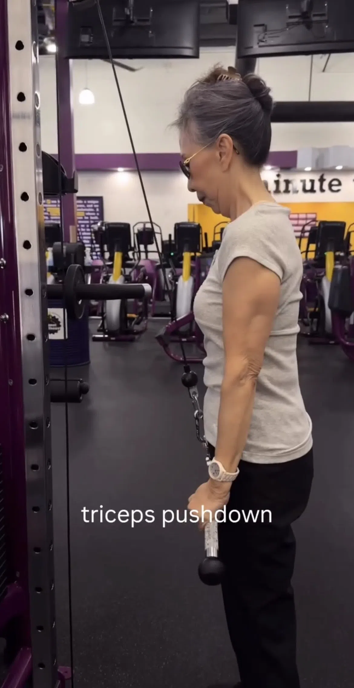 Oudere dame doet triceps pushdown