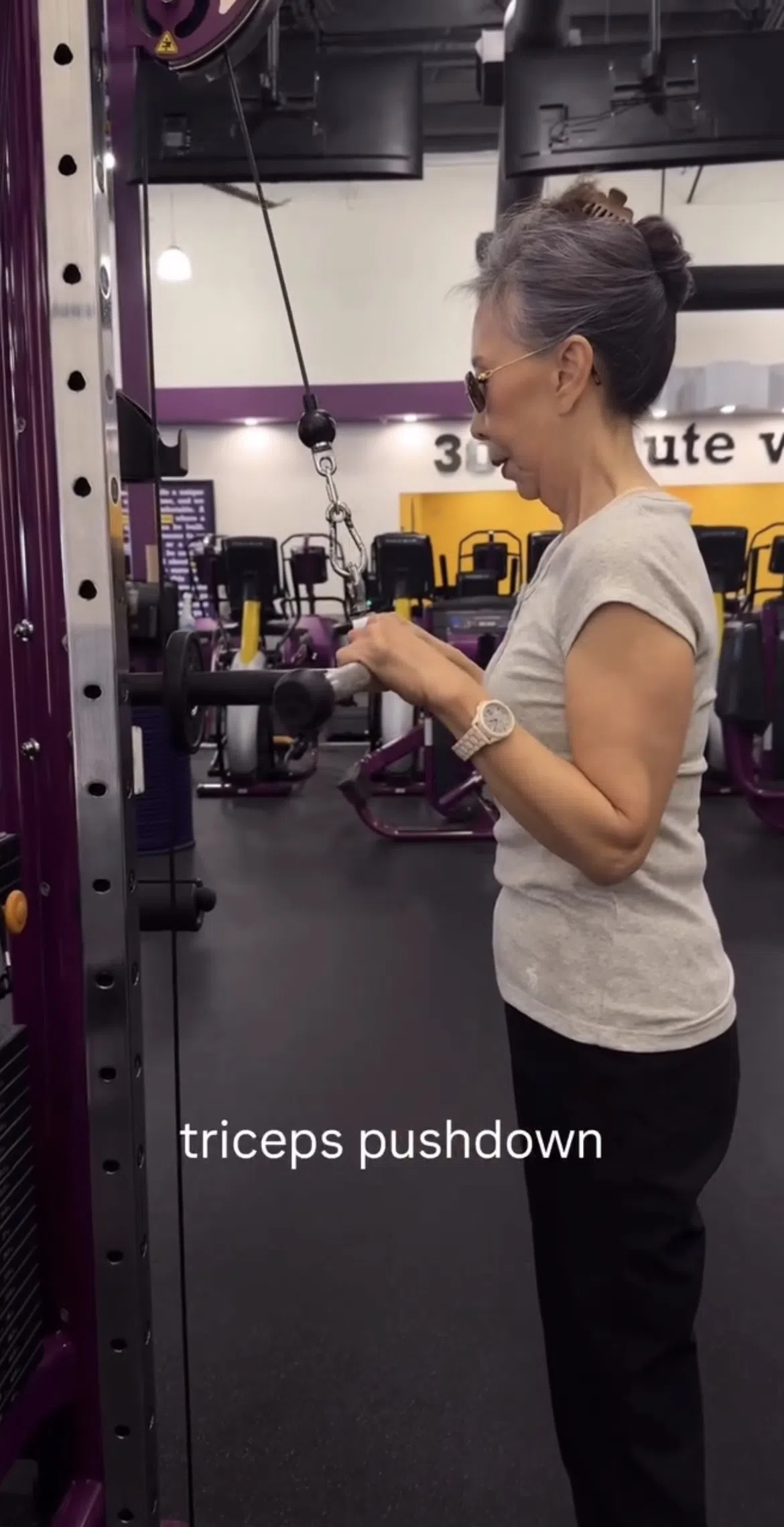 Oudere dame doet triceps pushdown