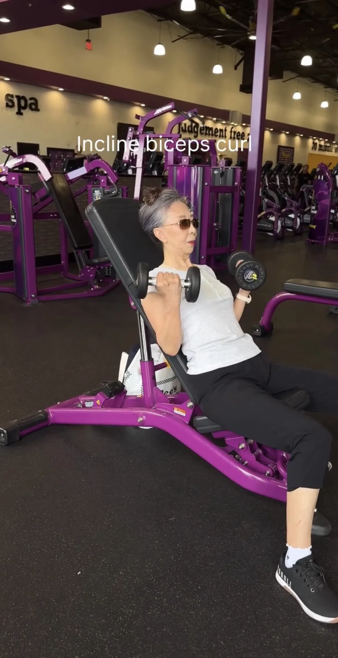 Oudere dame doet incline biceps curl