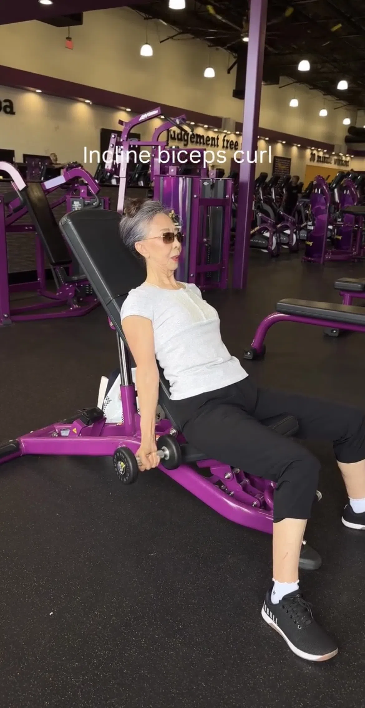 Oudere dame doet incline biceps curl