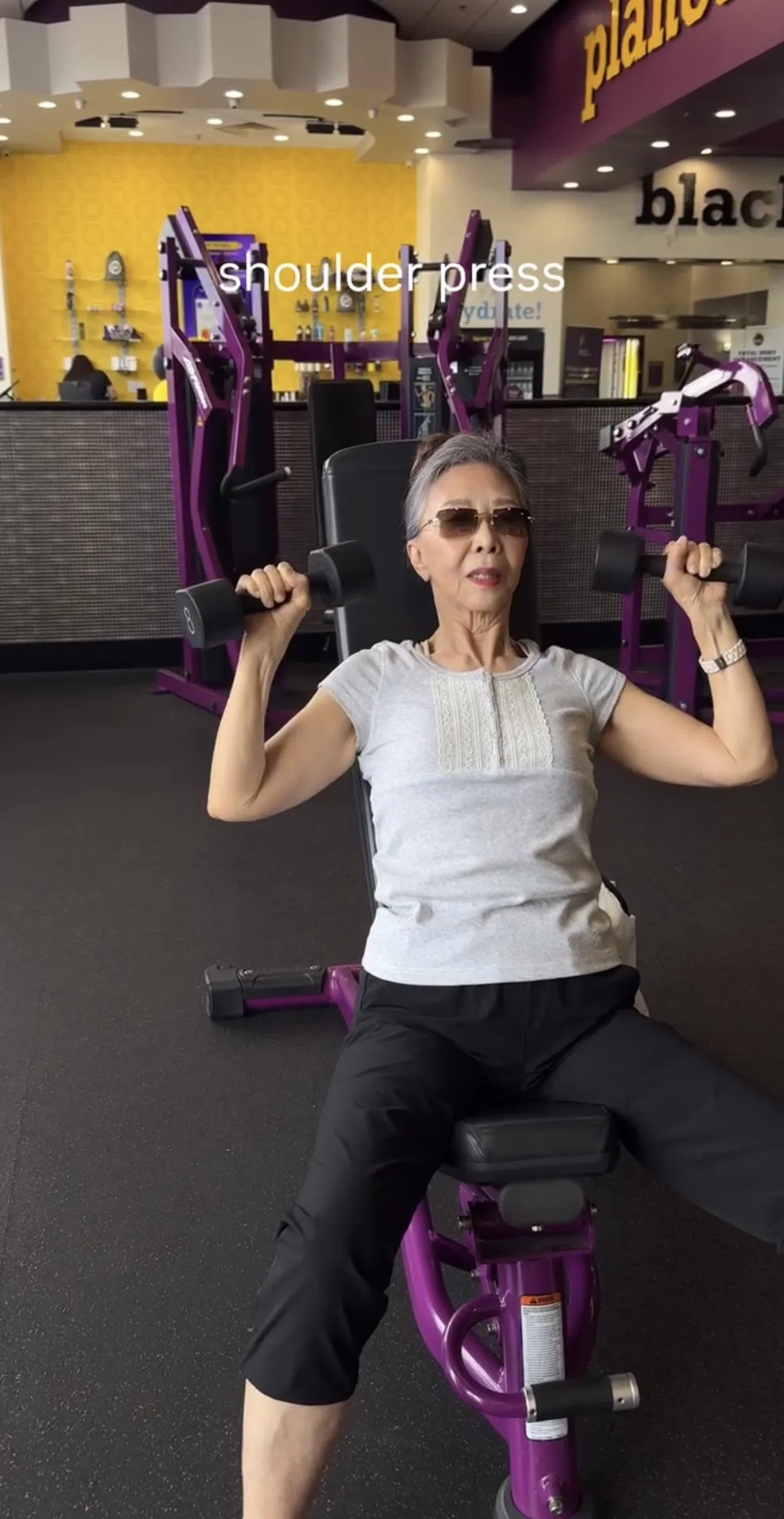 Oudere dame doet seated shoulder press