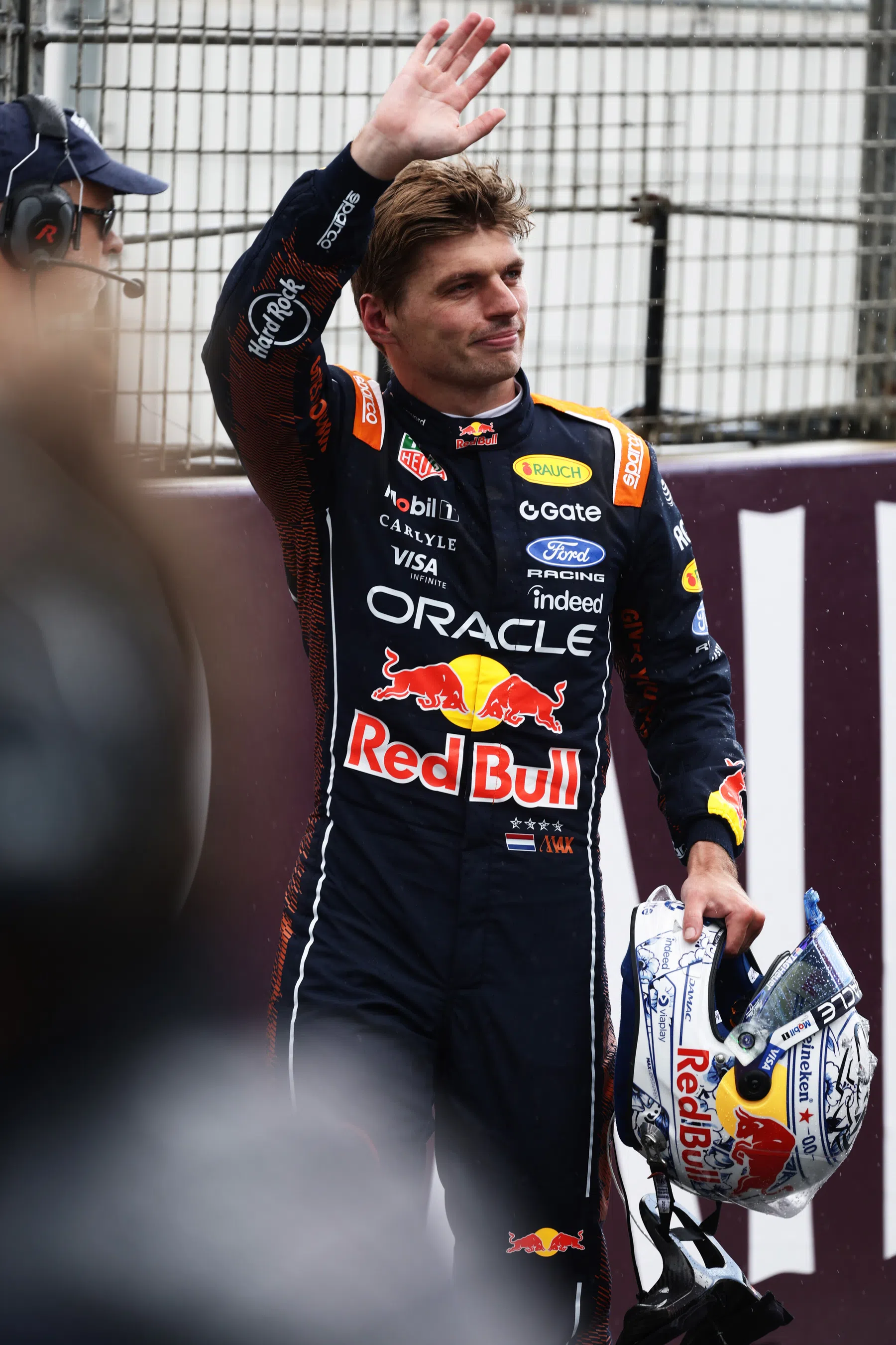 Verstappen zwaait naar publiek Zandvoort
