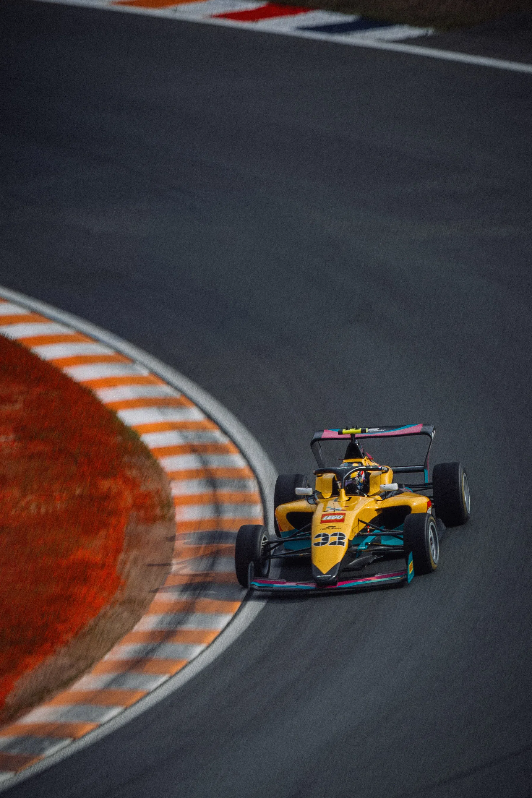 Formule-1 auto op het circuit