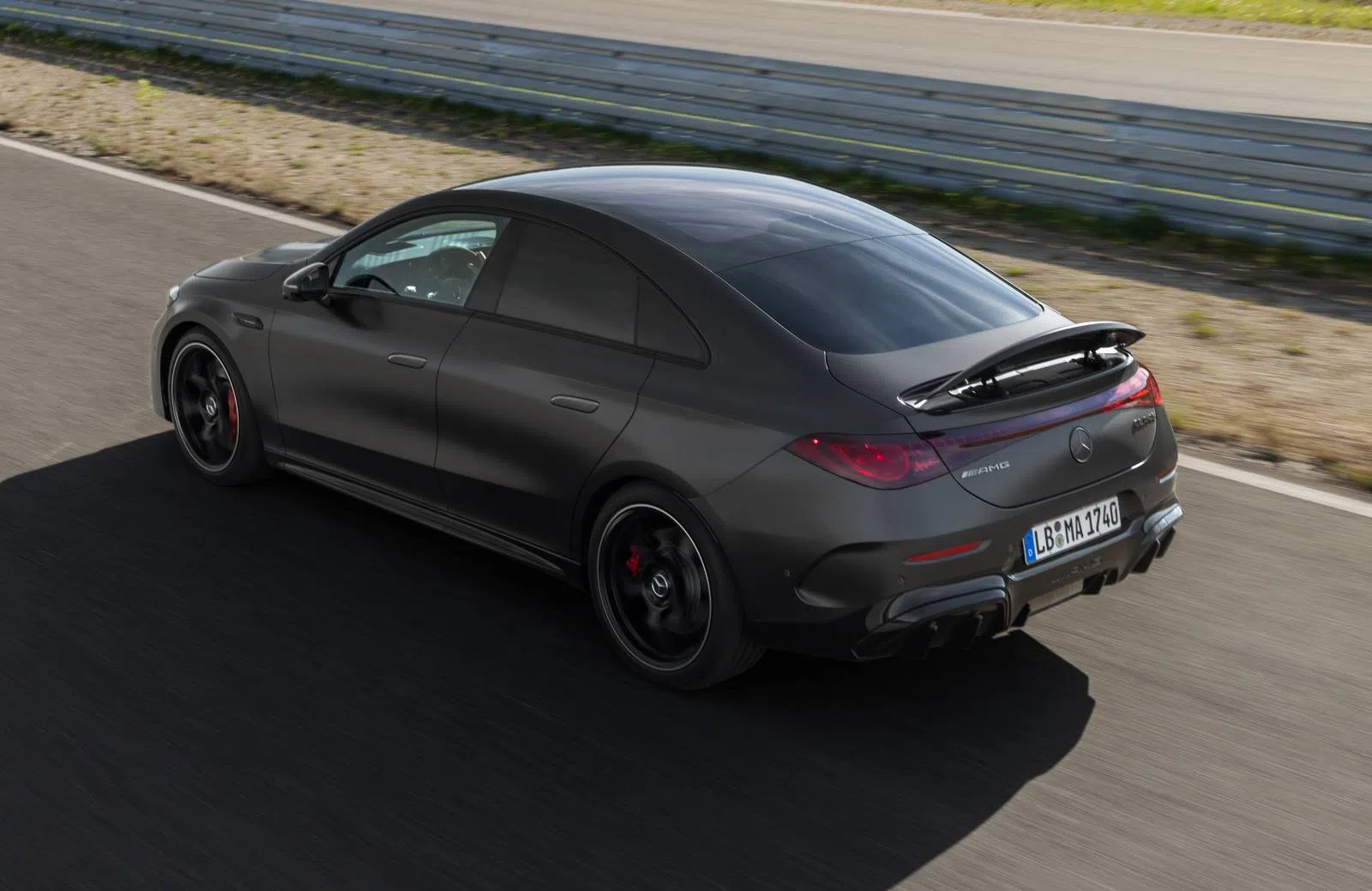 AMG CLA 45 rijder schuin achter