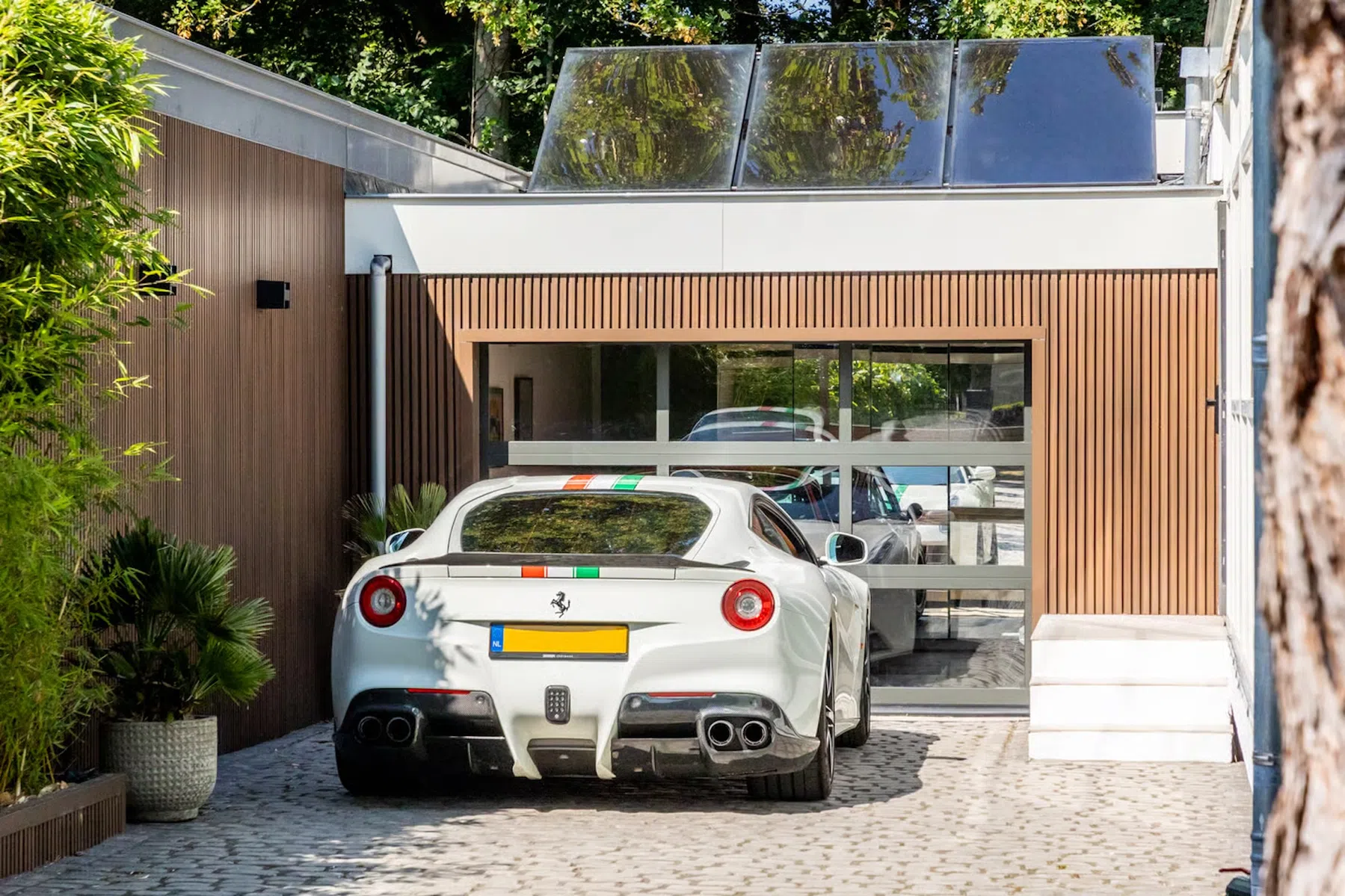 Deze villa, met uitzicht op Ferrari F12, heeft nóg een troef