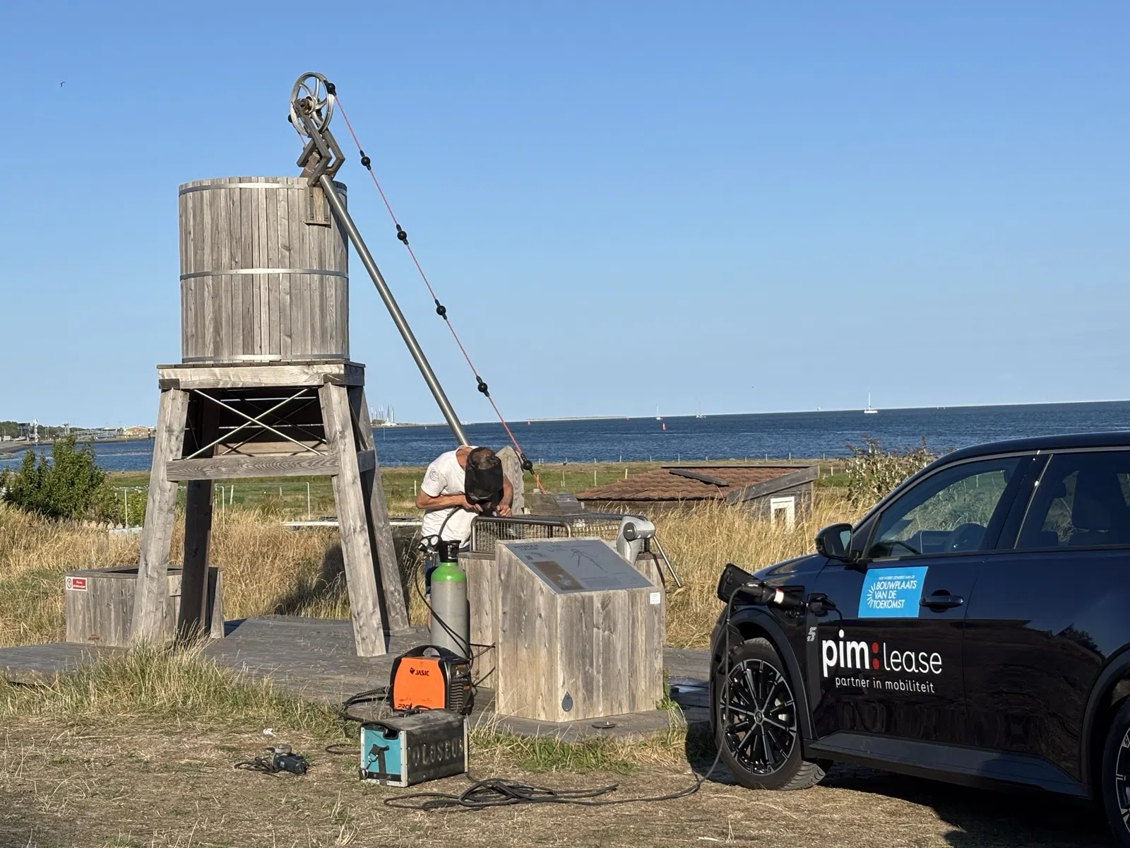 Een lasapparaat krijgt stroom uit een Renault 5 e-tech