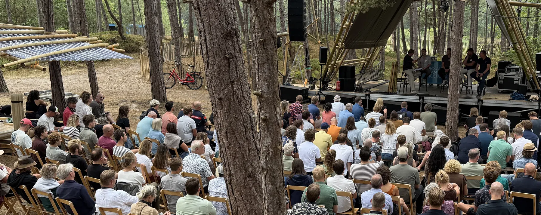 Vertegenwoordigers uit de bouw bij een uitleg over duurzaamheid op het festival