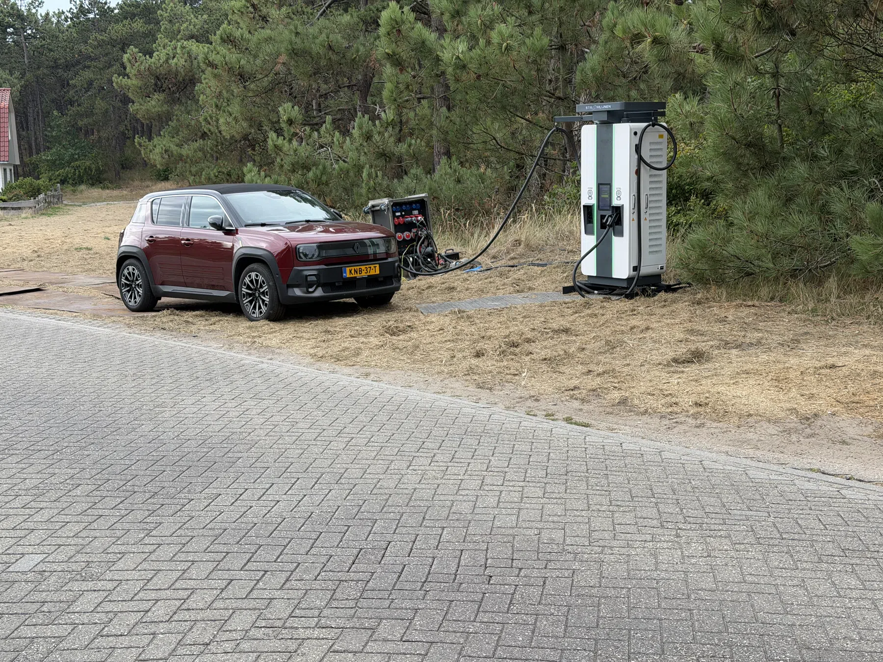 tijdelijke laadpaal in de jachthaven