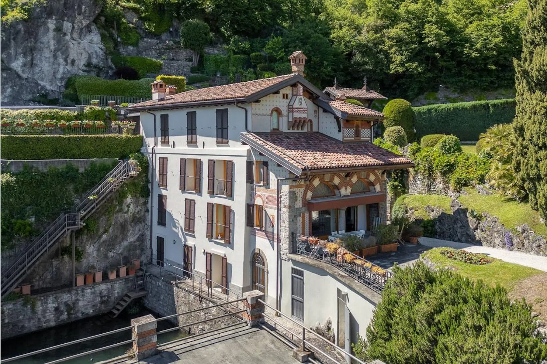 Huizencrisis? Voor een spotprijs koop je dit James Bond-huis aan het Comomeer.