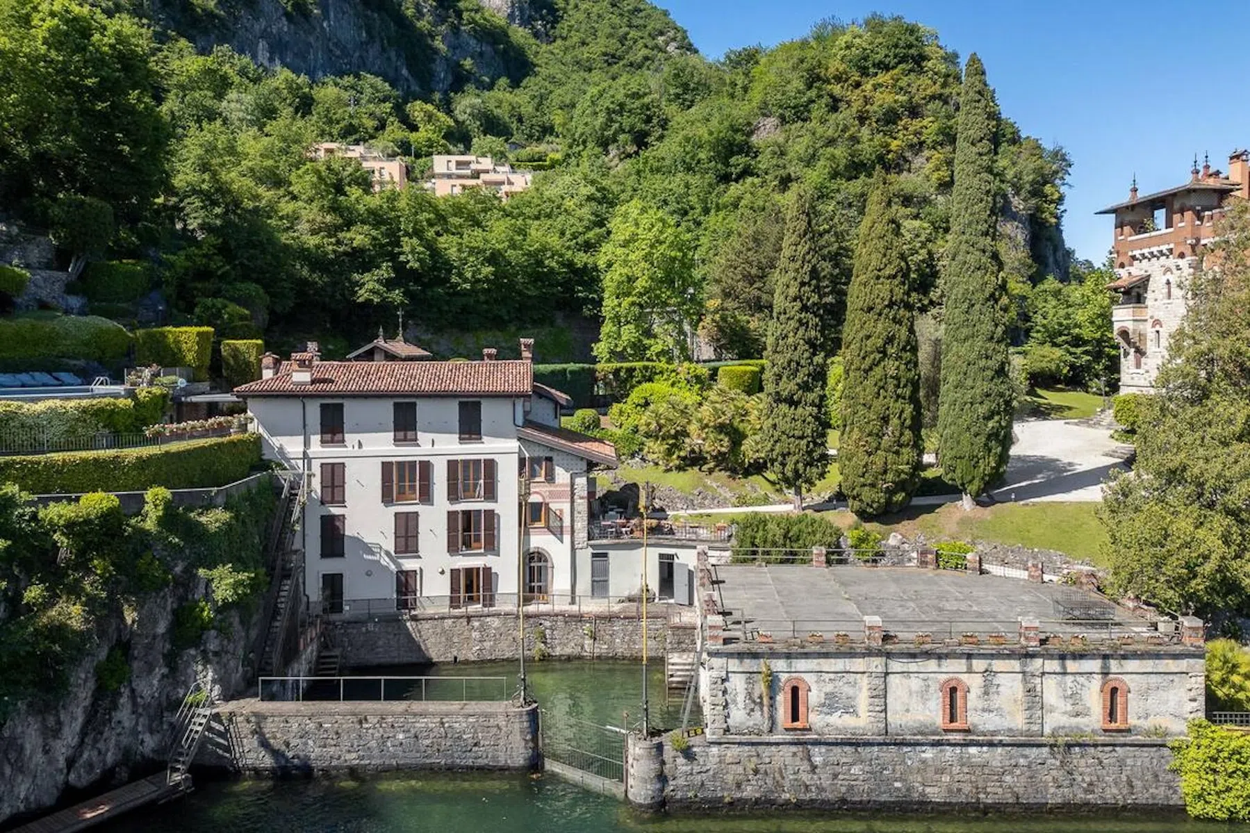 Huizencrisis? Voor een spotprijs koop je dit James Bond-huis aan het Comomeer.